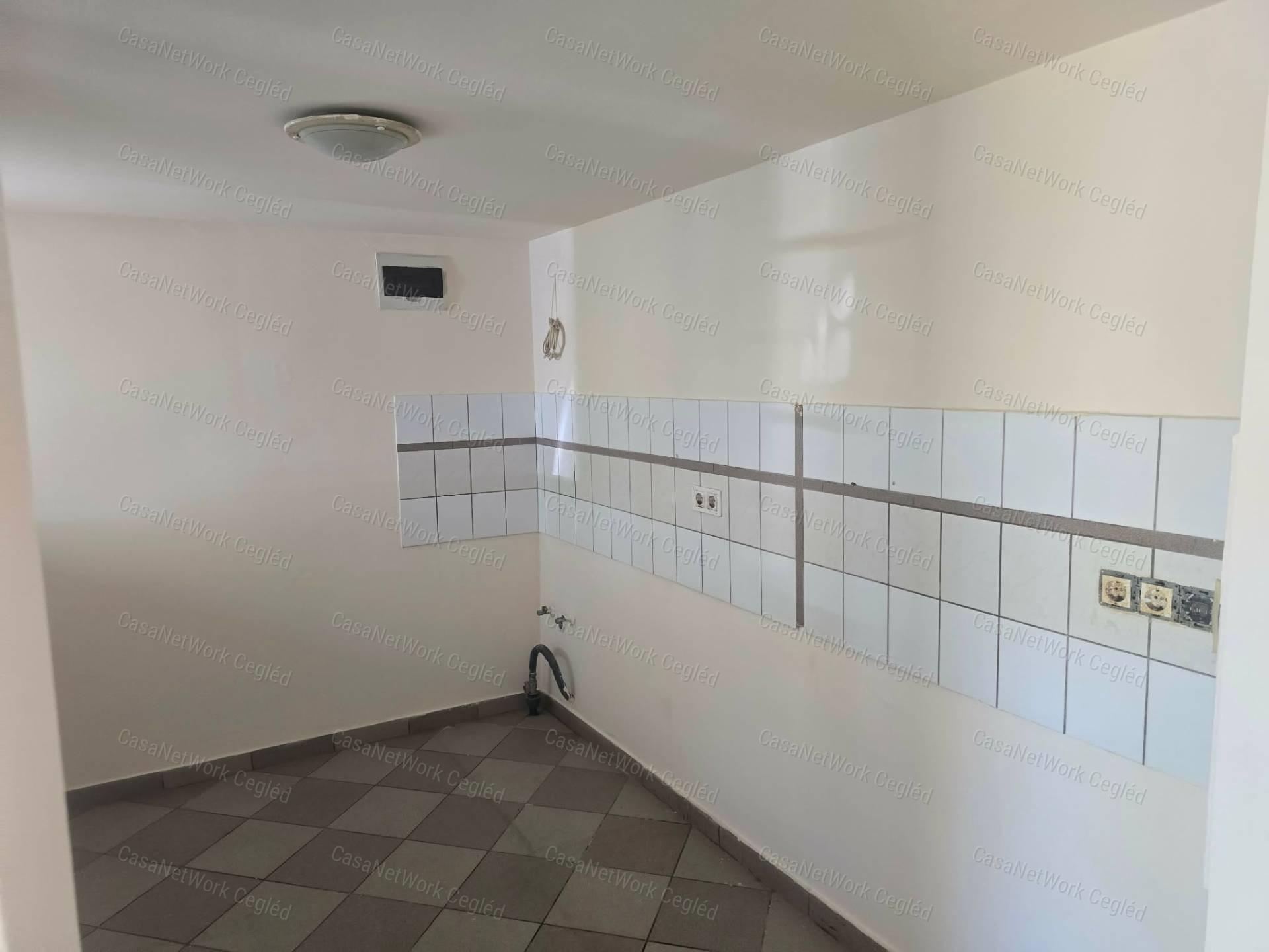 Eladó zártkert gazdasági épülettel