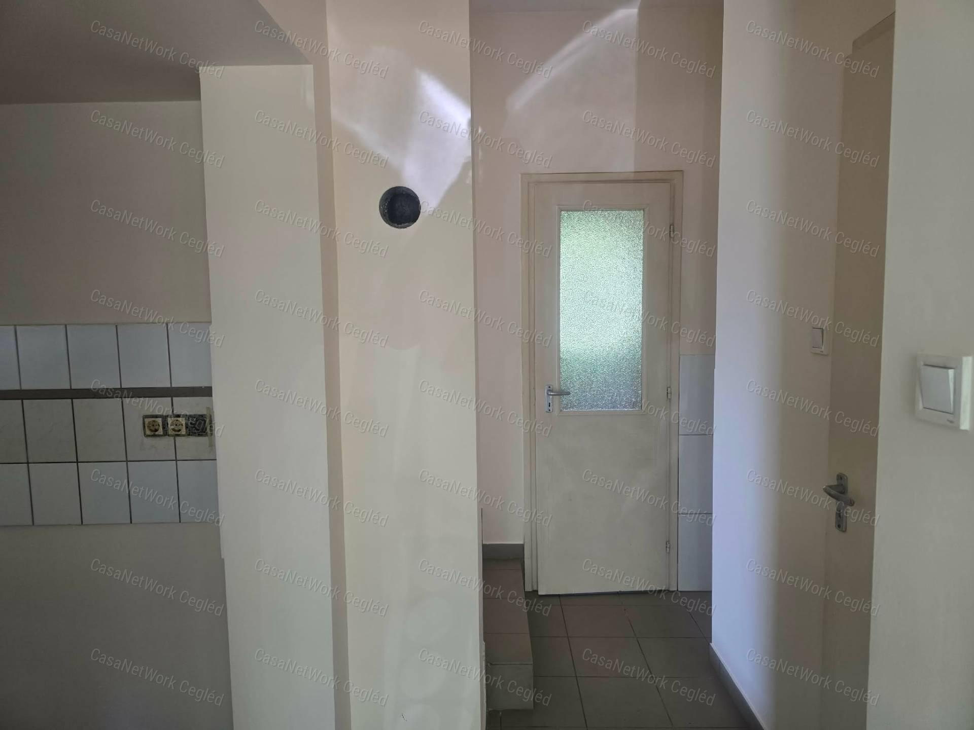 Eladó zártkert gazdasági épülettel