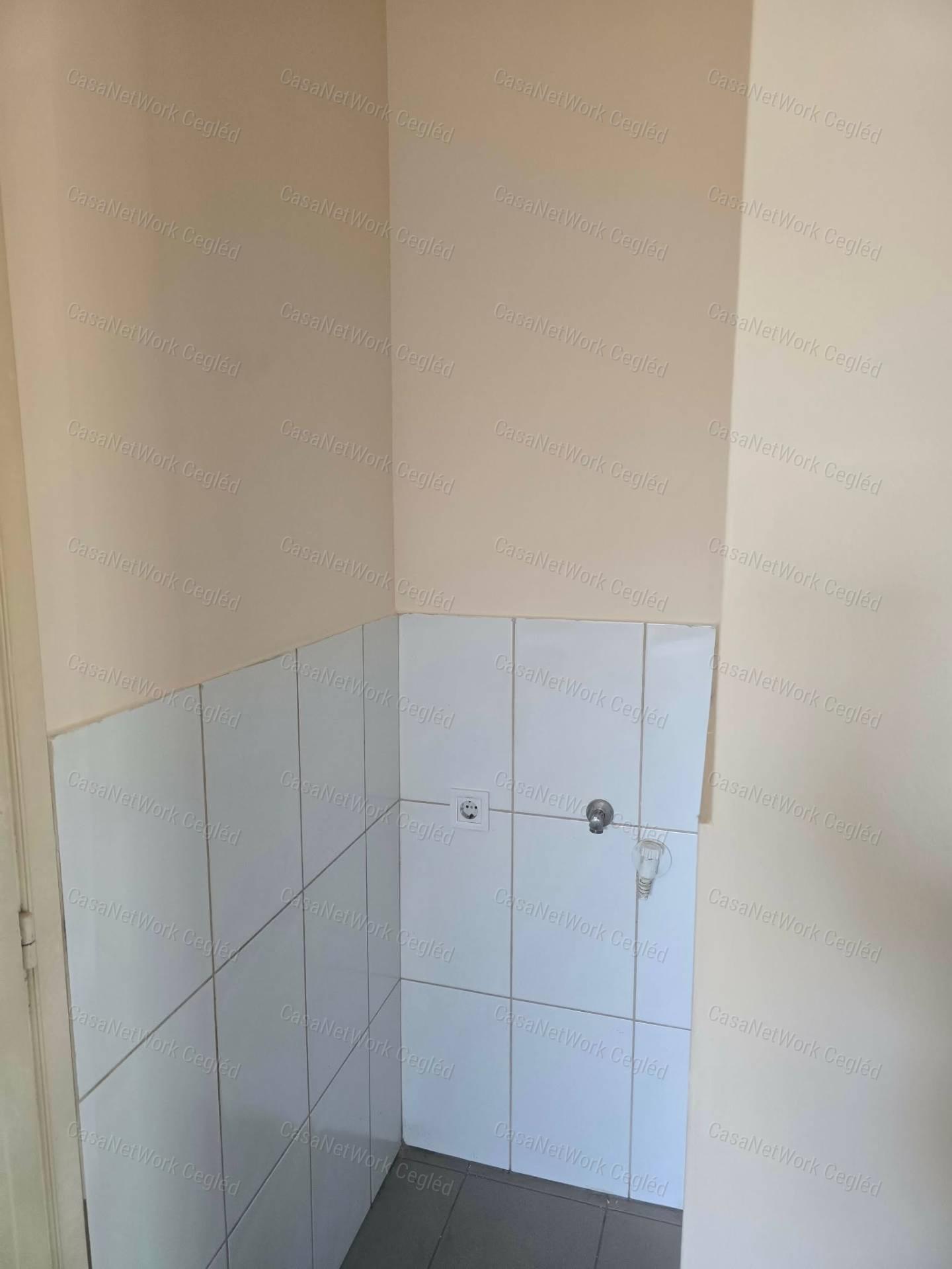 Eladó zártkert gazdasági épülettel