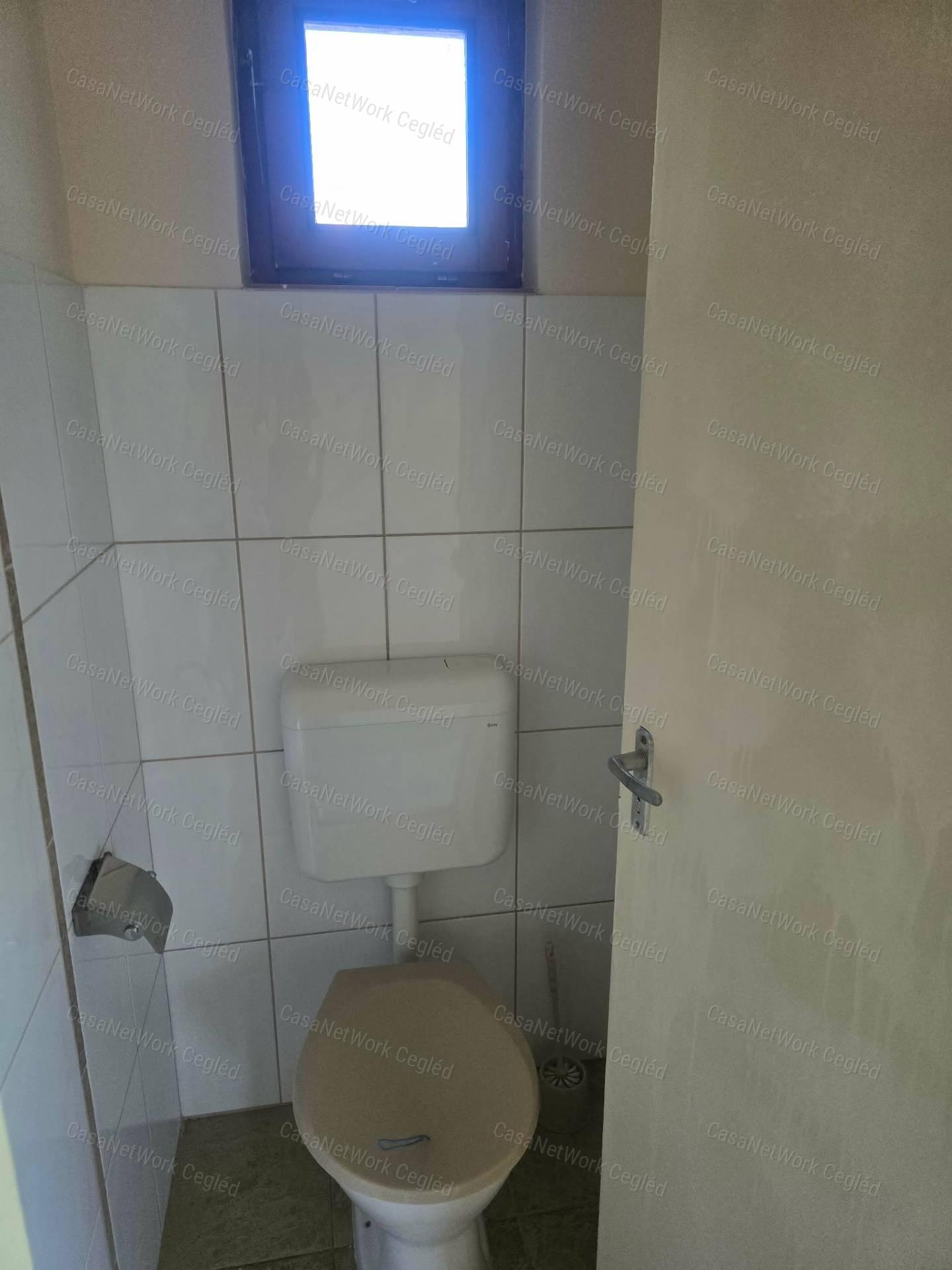 Eladó zártkert gazdasági épülettel