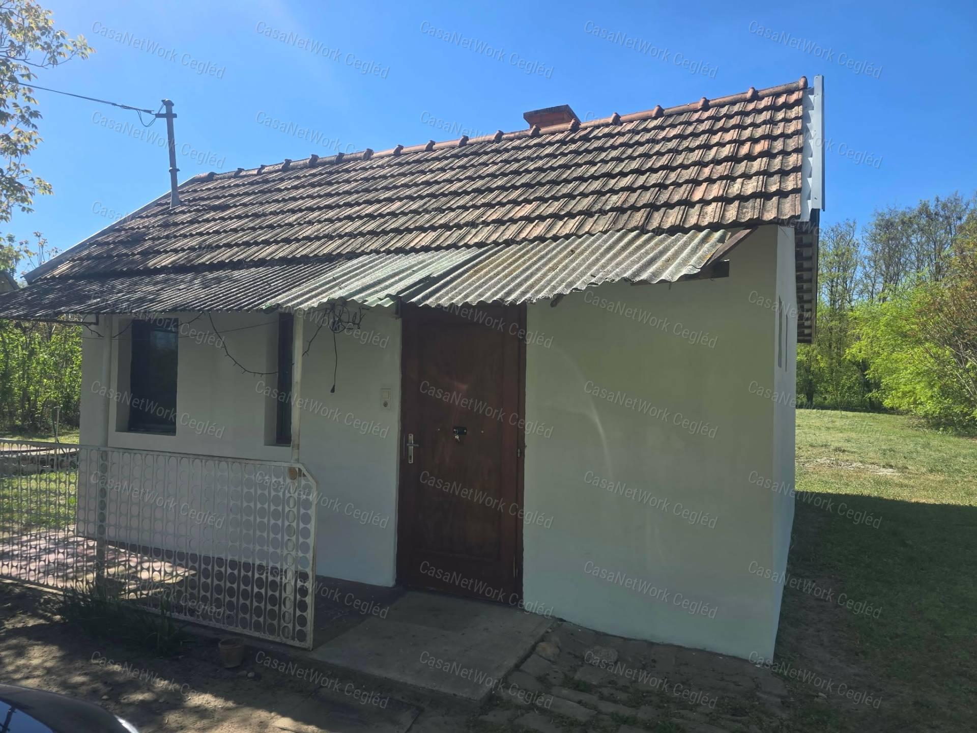 Eladó zártkert gazdasági épülettel