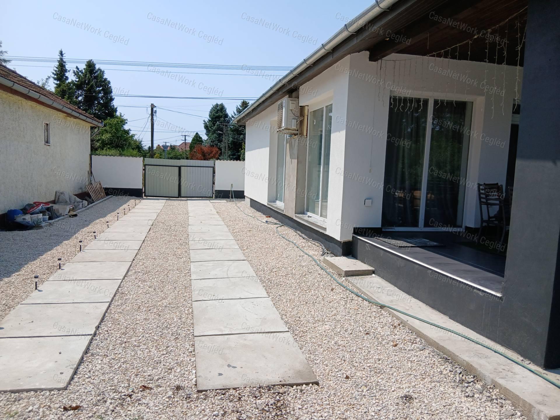 ELADÓ CEGLÉDI 187 m2 ÚJ ÉPÍTÉSŰ CSALÁDI HÁZ.