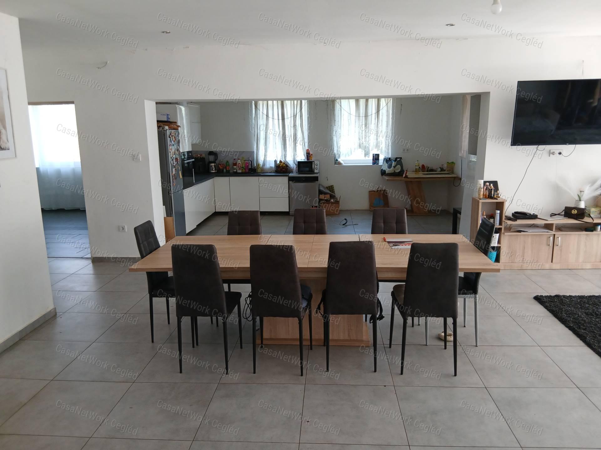 ELADÓ CEGLÉDI 187 m2 ÚJ ÉPÍTÉSŰ CSALÁDI HÁZ.