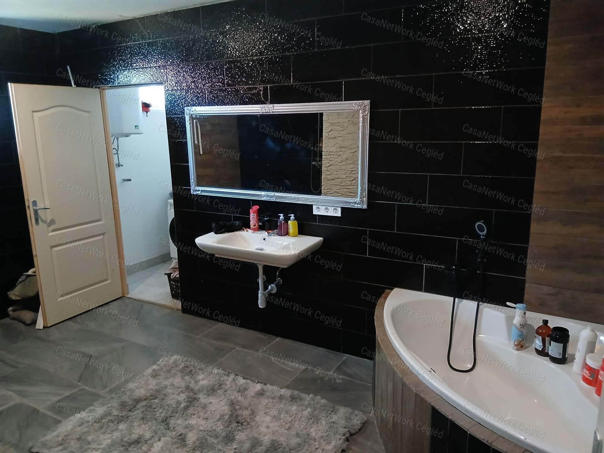 ELADÓ CEGLÉDI 187 m2 ÚJ ÉPÍTÉSŰ CSALÁDI HÁZ.