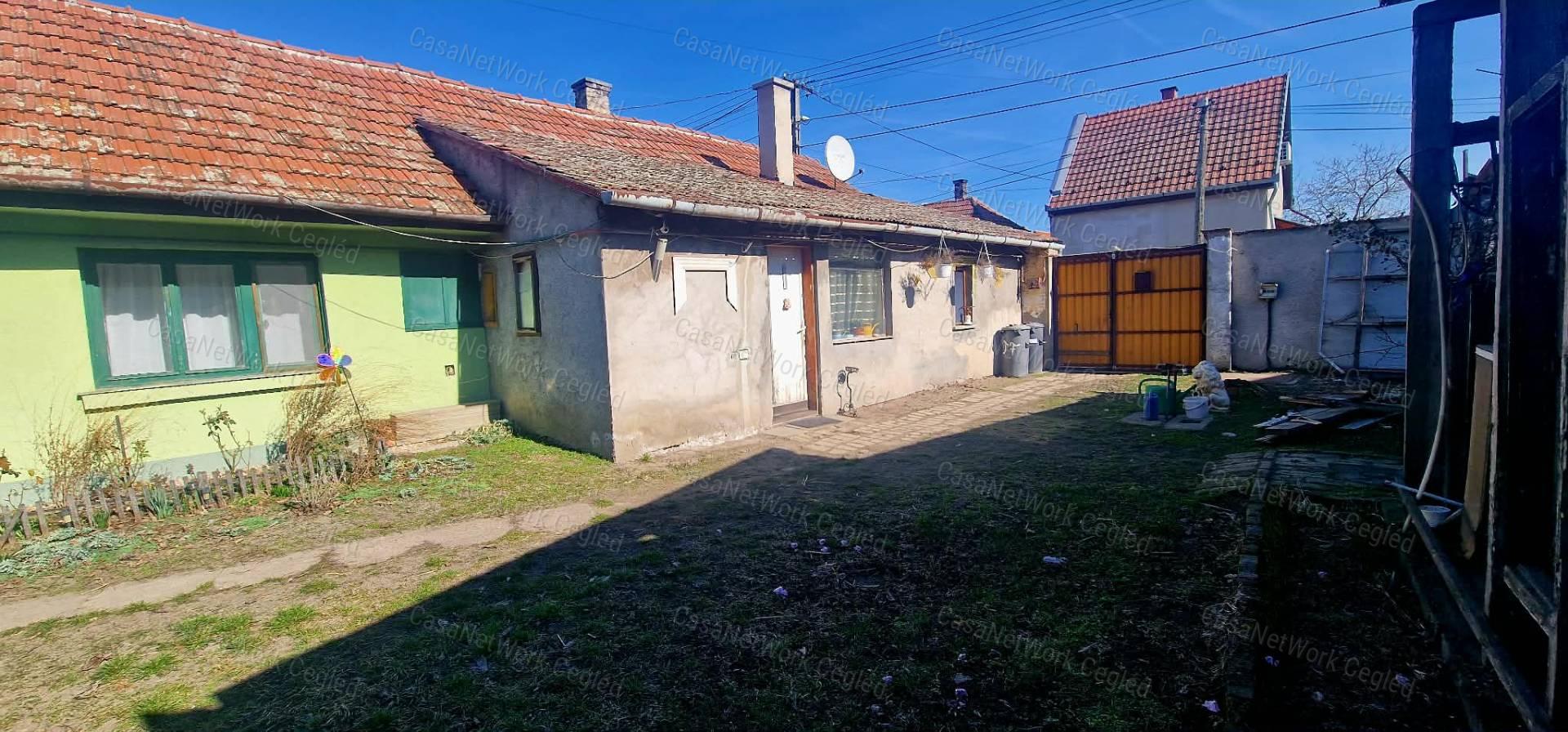 Házrész eladó Cegléden!
