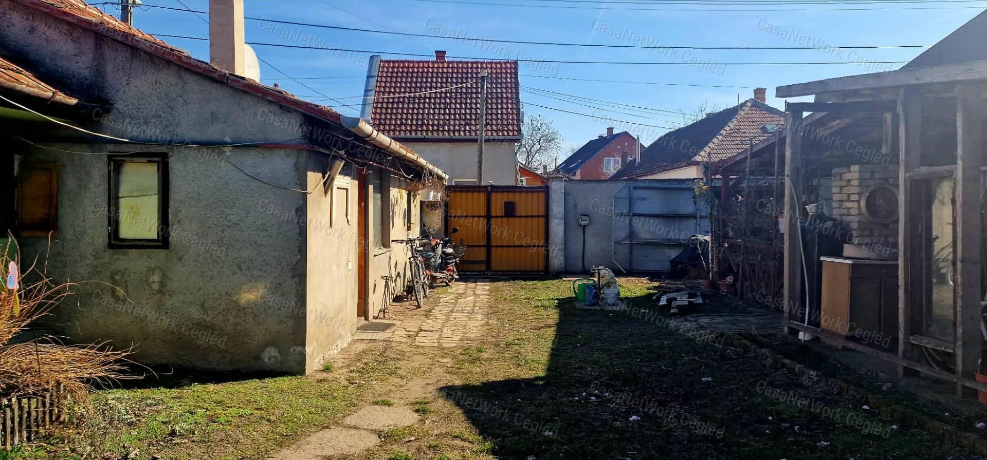 Házrész eladó Cegléden!
