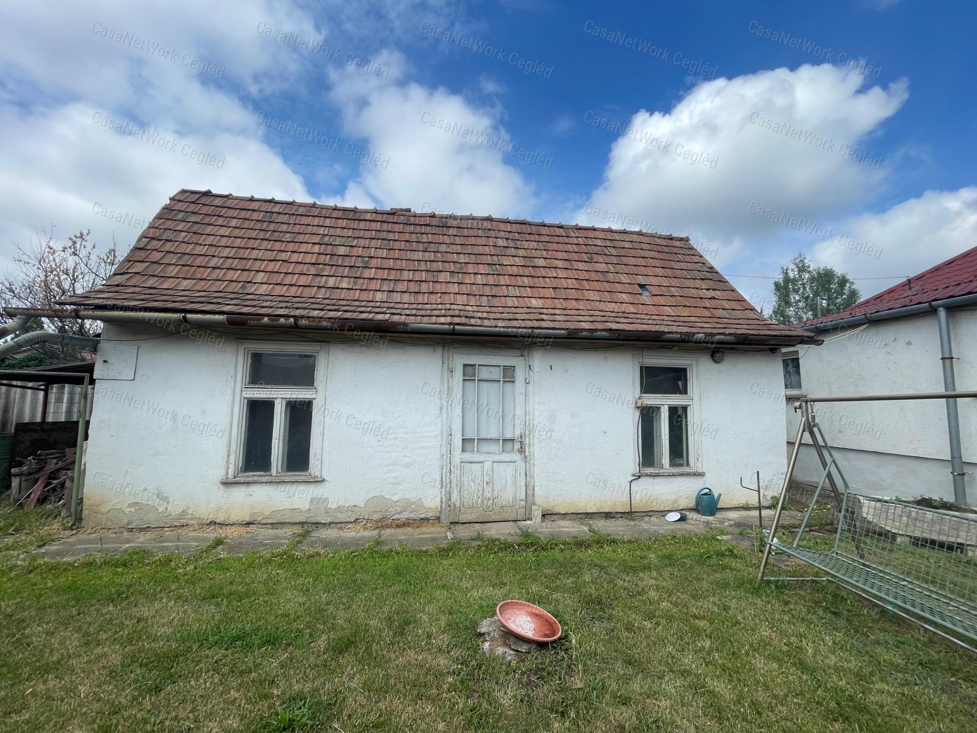 Szolnokon családi ház eladó!