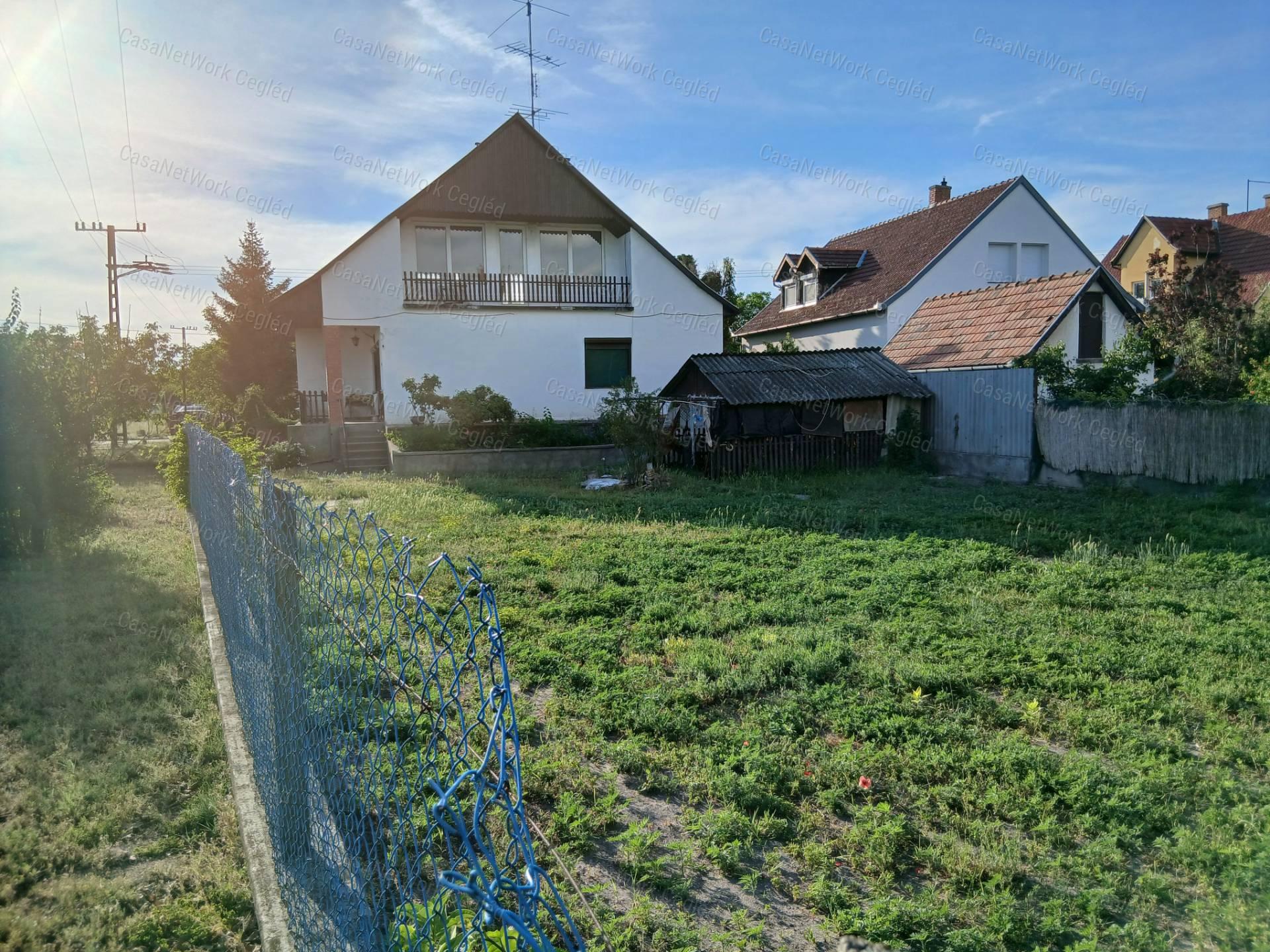 Eladó Cegléden az Úri negyedben 120 m2 Tégla Családi Ház.