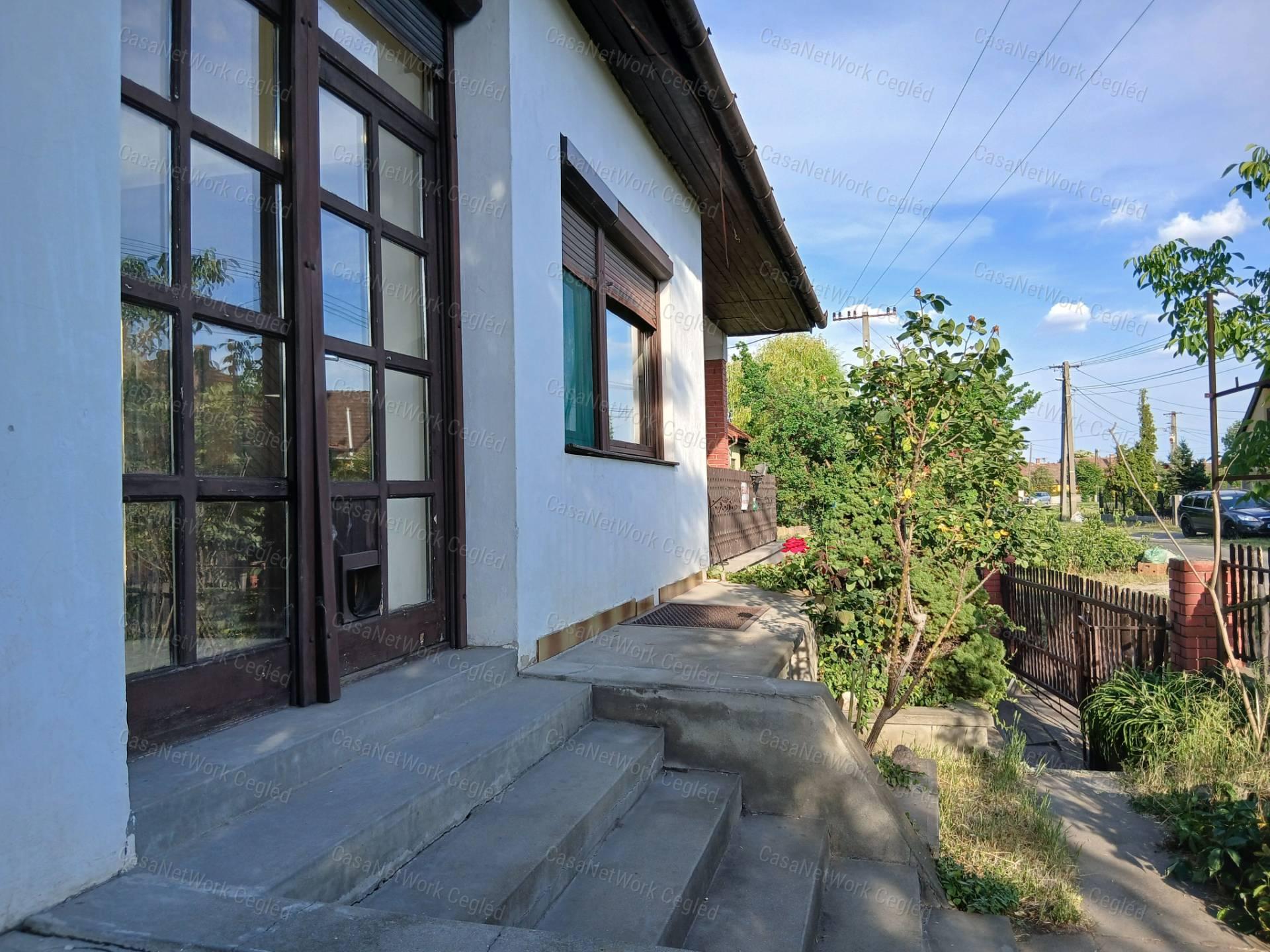 Eladó Cegléden az Úri negyedben 120 m2 Tégla Családi Ház.