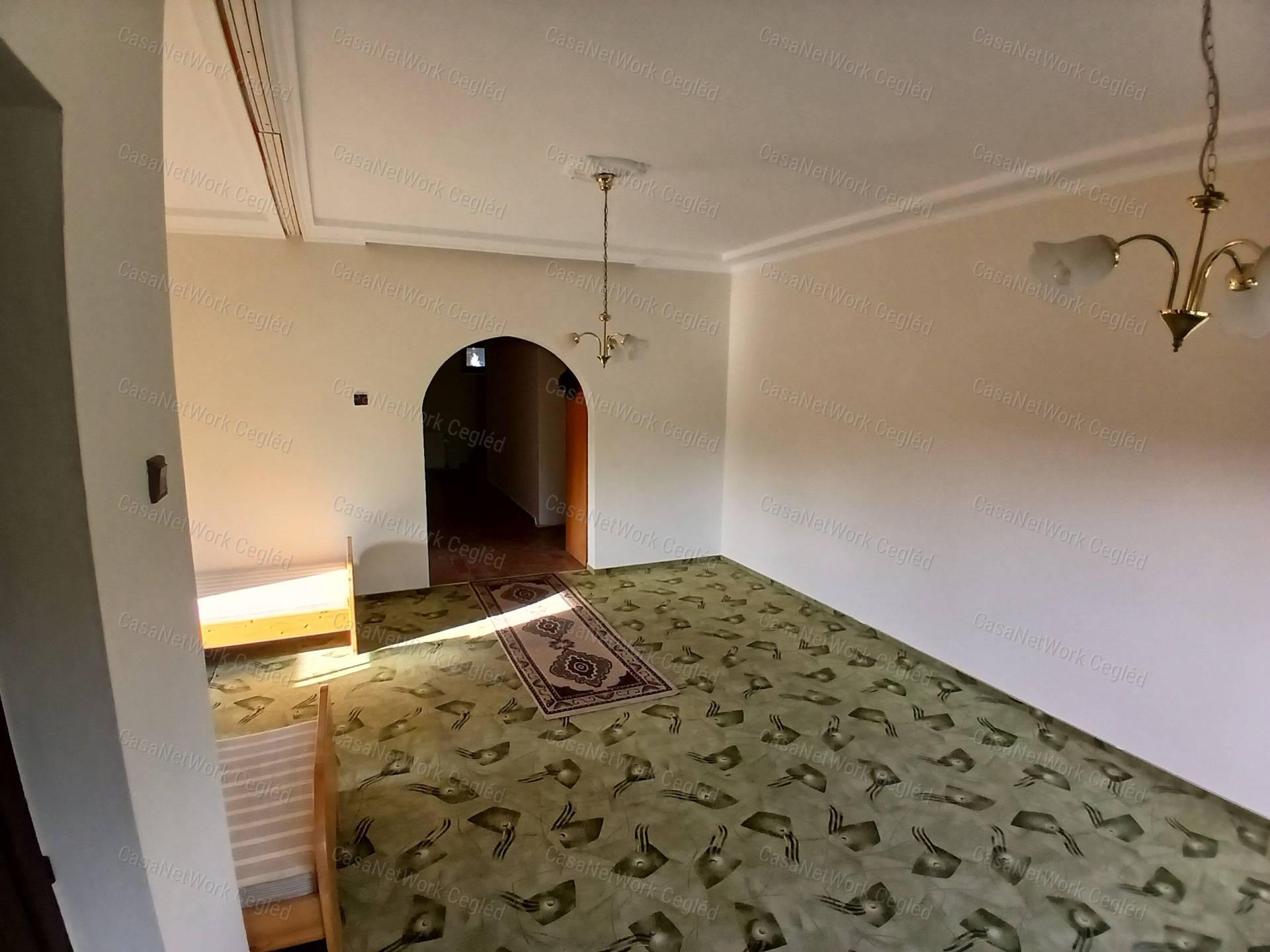 Eladó Cegléden az Úri negyedben 120 m2 Tégla Családi Ház.
