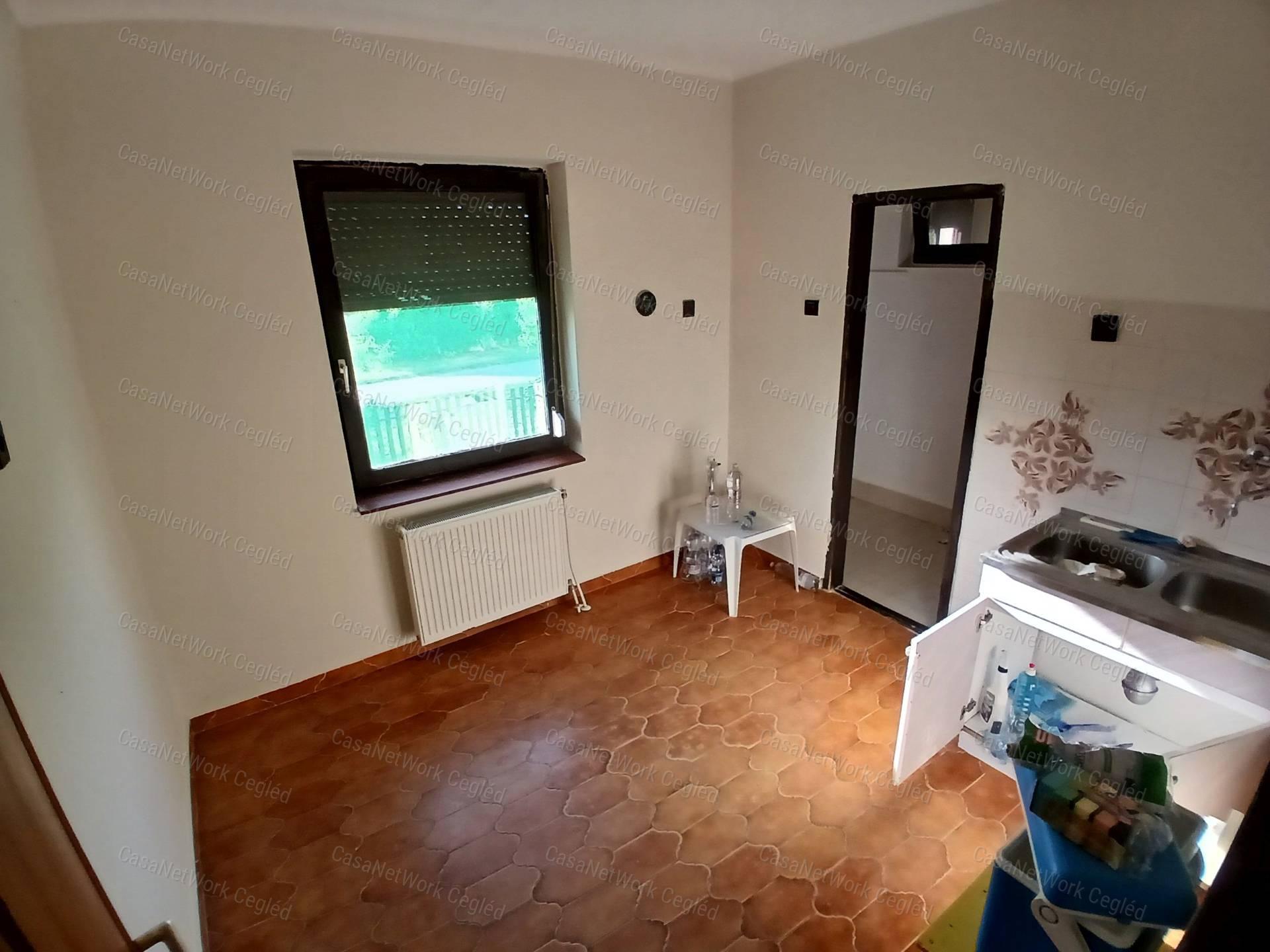 Eladó Cegléden az Úri negyedben 120 m2 Tégla Családi Ház.
