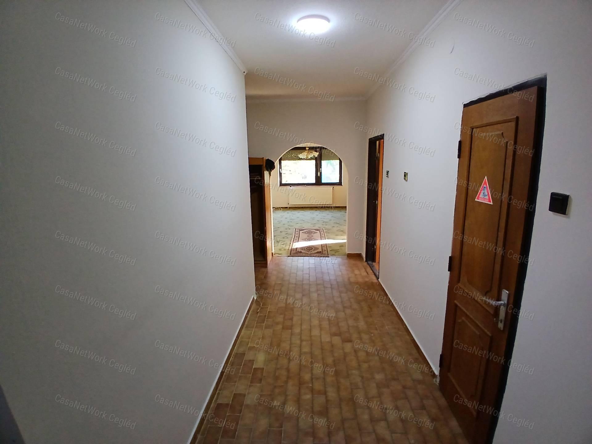 Eladó Cegléden az Úri negyedben 120 m2 Tégla Családi Ház.