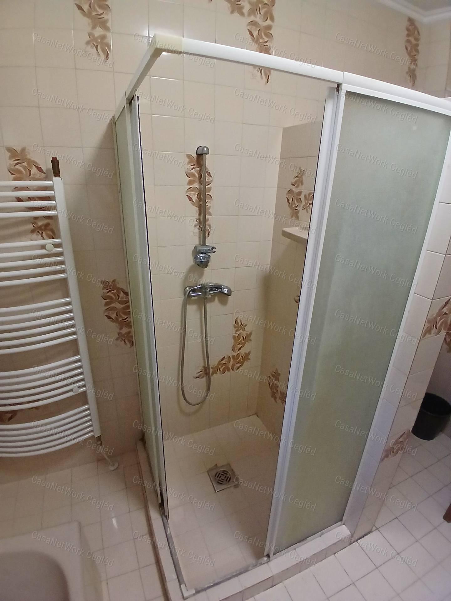 Eladó Cegléden az Úri negyedben 120 m2 Tégla Családi Ház.