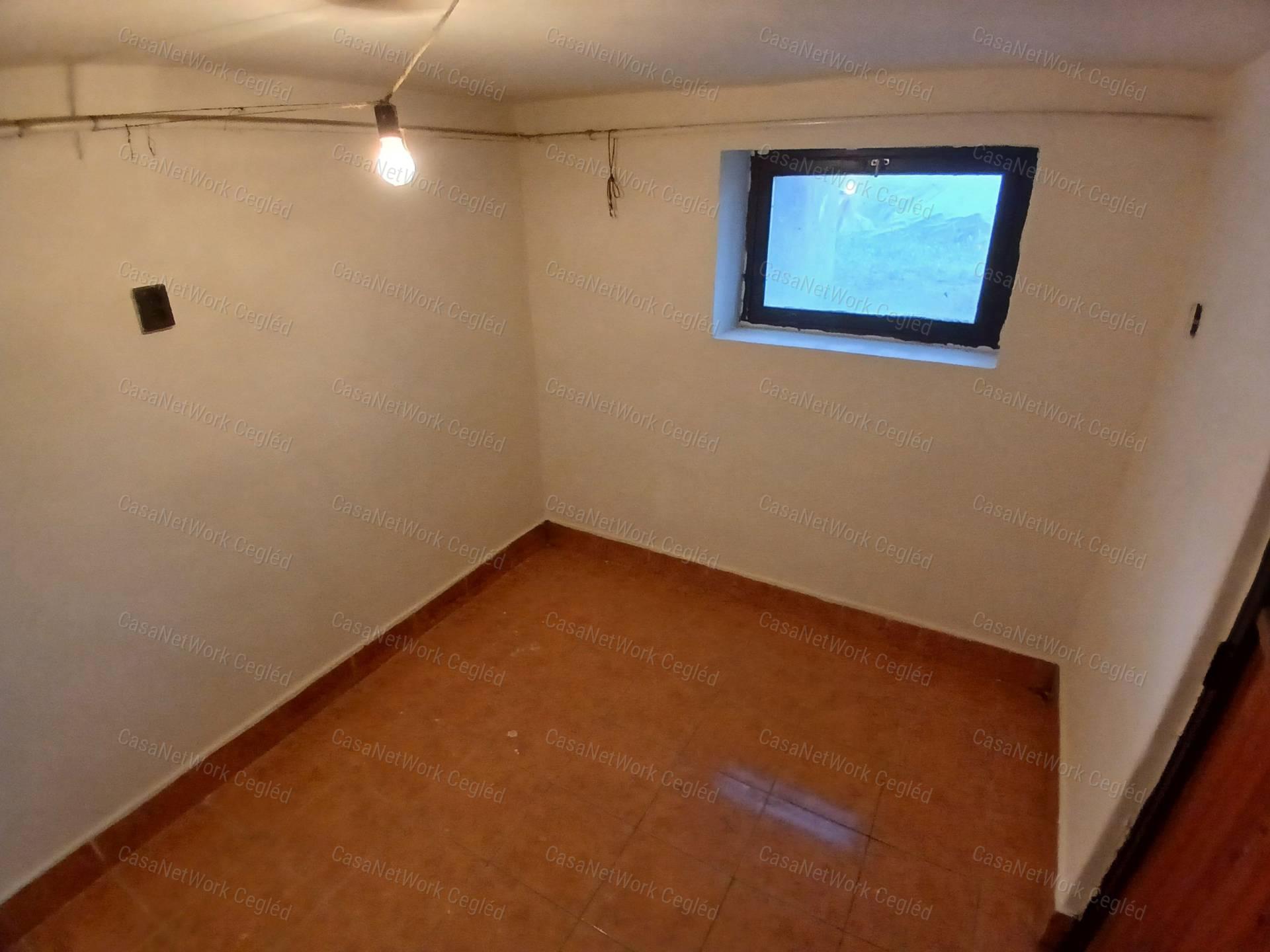 Eladó Cegléden az Úri negyedben 120 m2 Tégla Családi Ház.