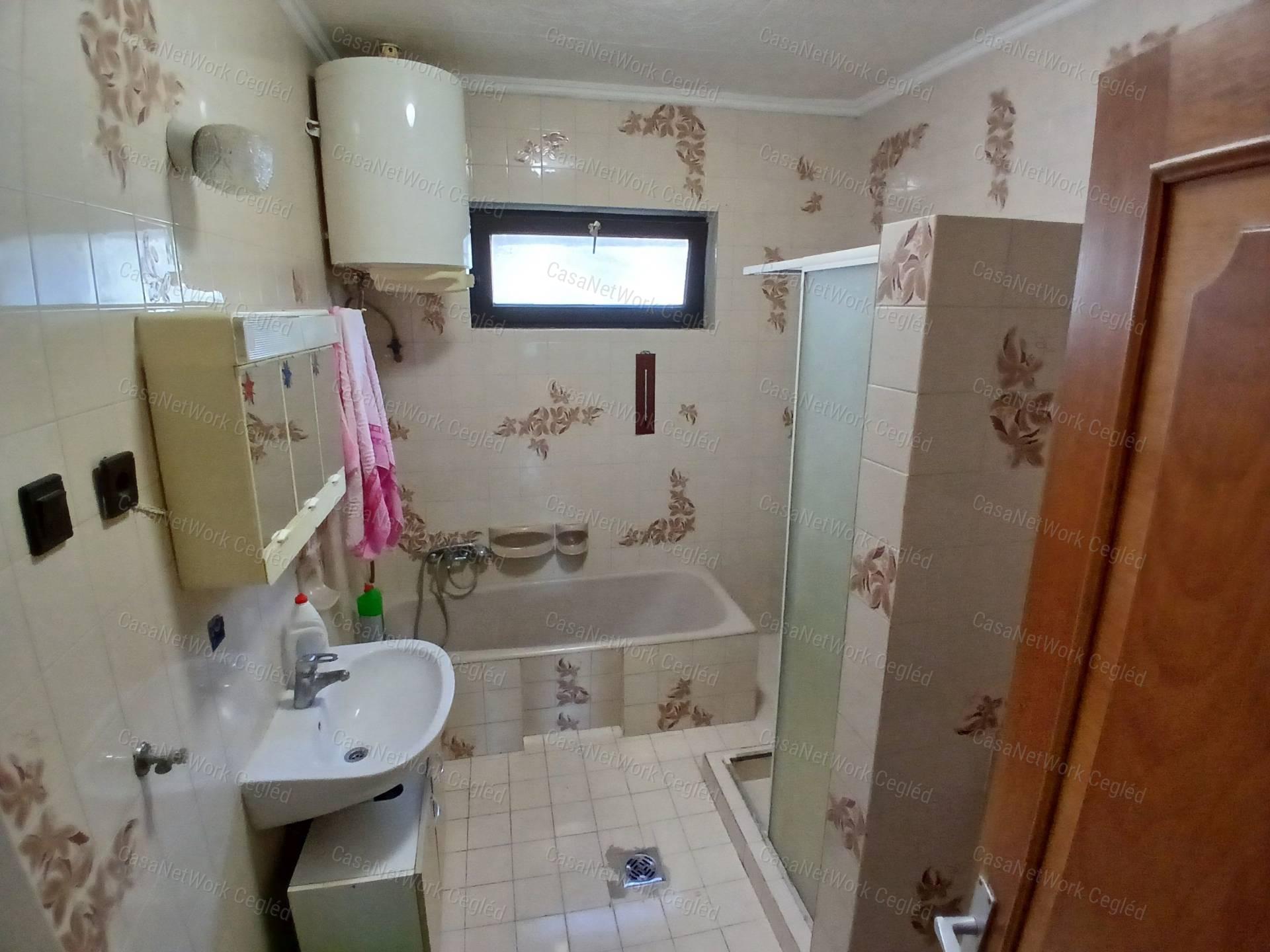 Eladó Cegléden az Úri negyedben 120 m2 Tégla Családi Ház.