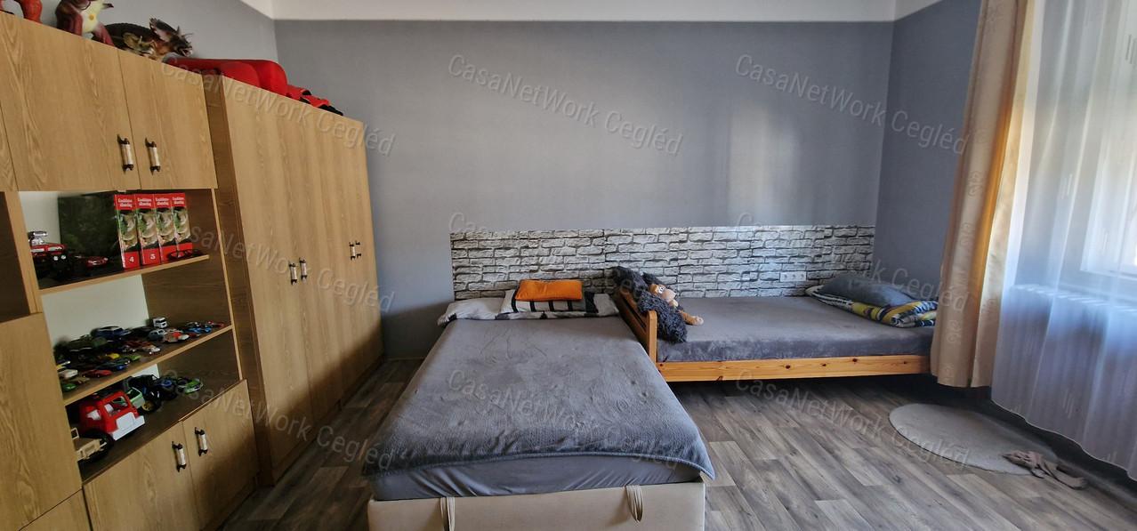 Csemő központjában gondosan karbantartott családi ház eladó!