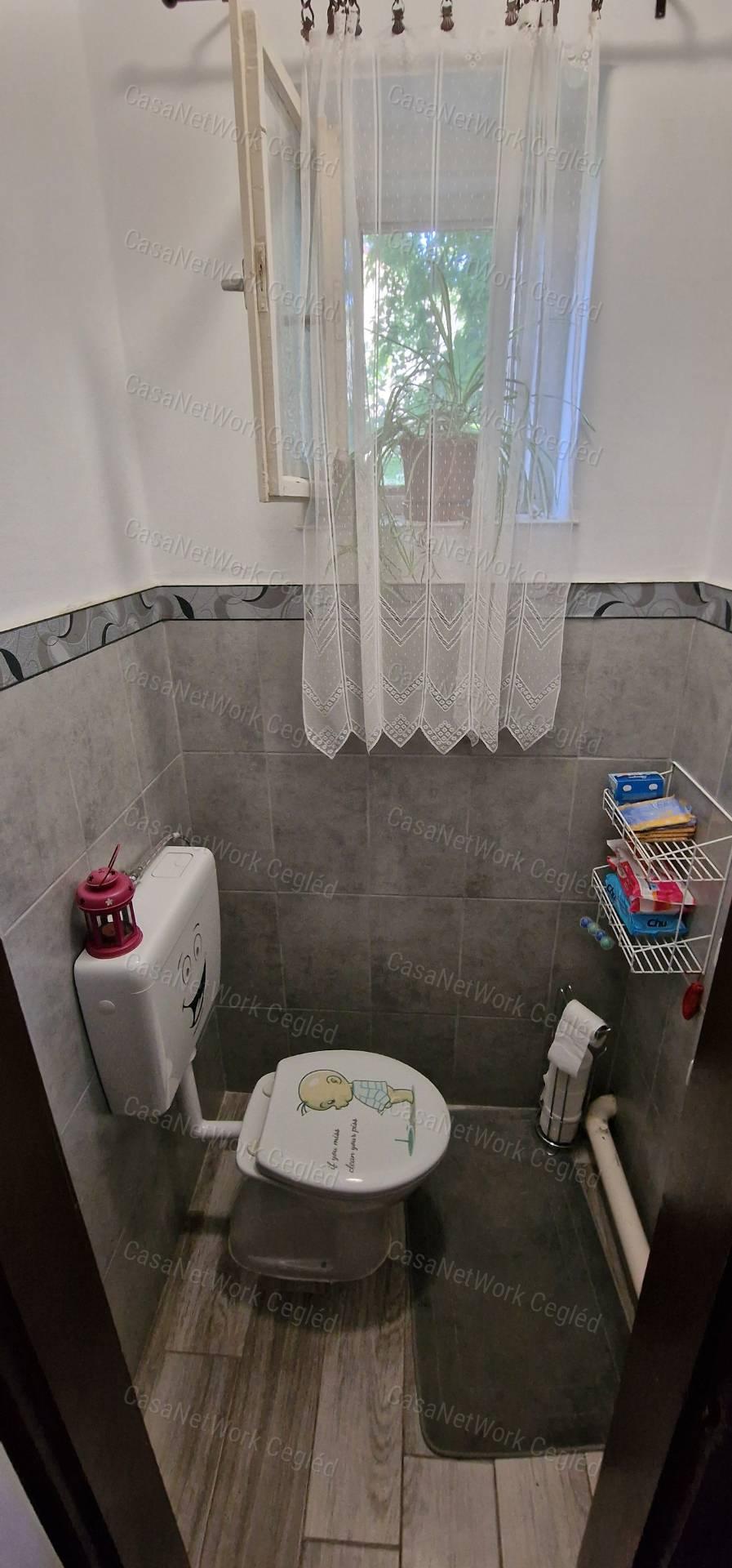 Csemő központjában gondosan karbantartott családi ház eladó!