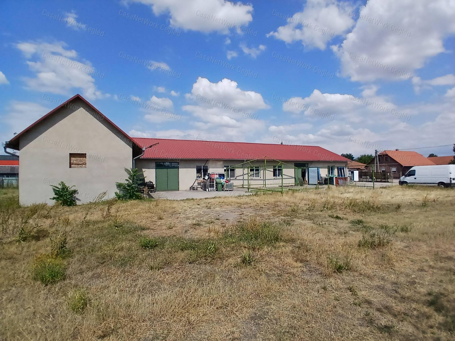 Eladó Ceglédi ipari terület raktárral.