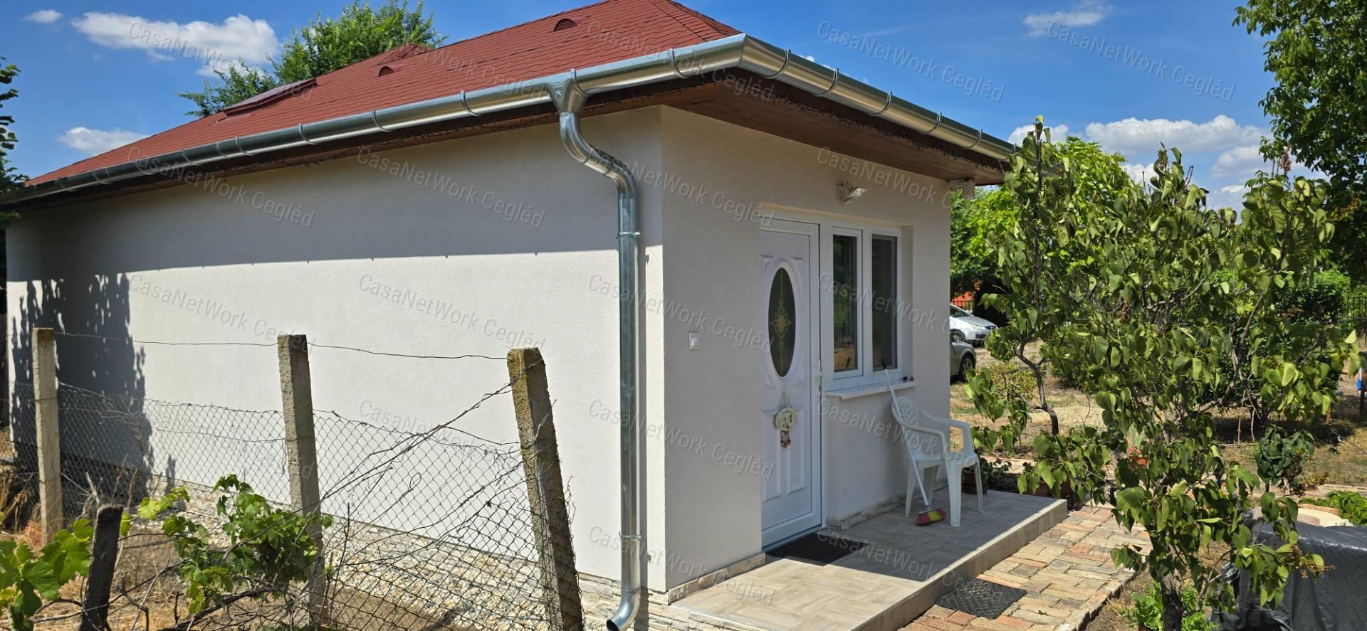 A ceglédi Strand és Gyógyfürdő közelében családi ház eladó