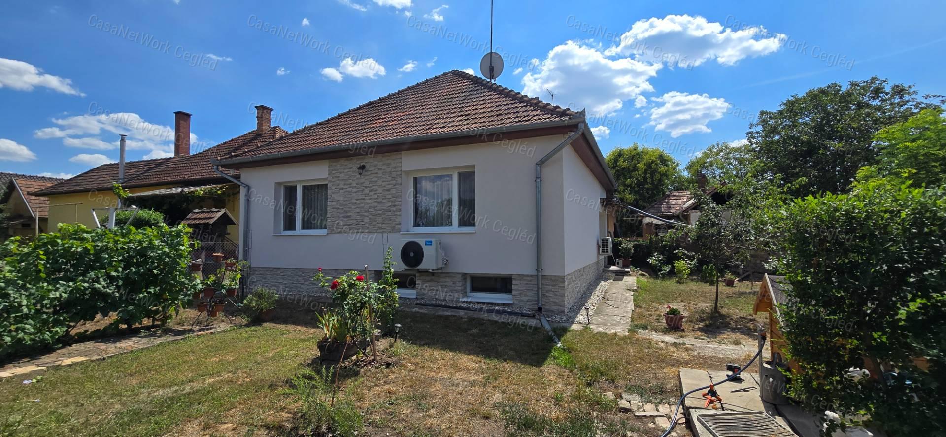 A ceglédi Strand és Gyógyfürdő közelében családi ház eladó