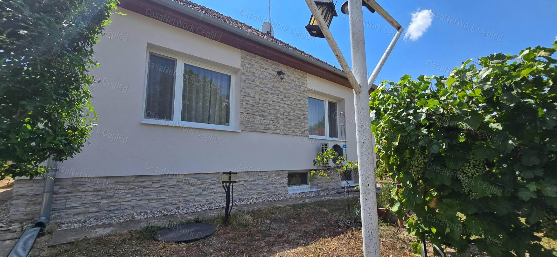 A ceglédi Strand és Gyógyfürdő közelében családi ház eladó