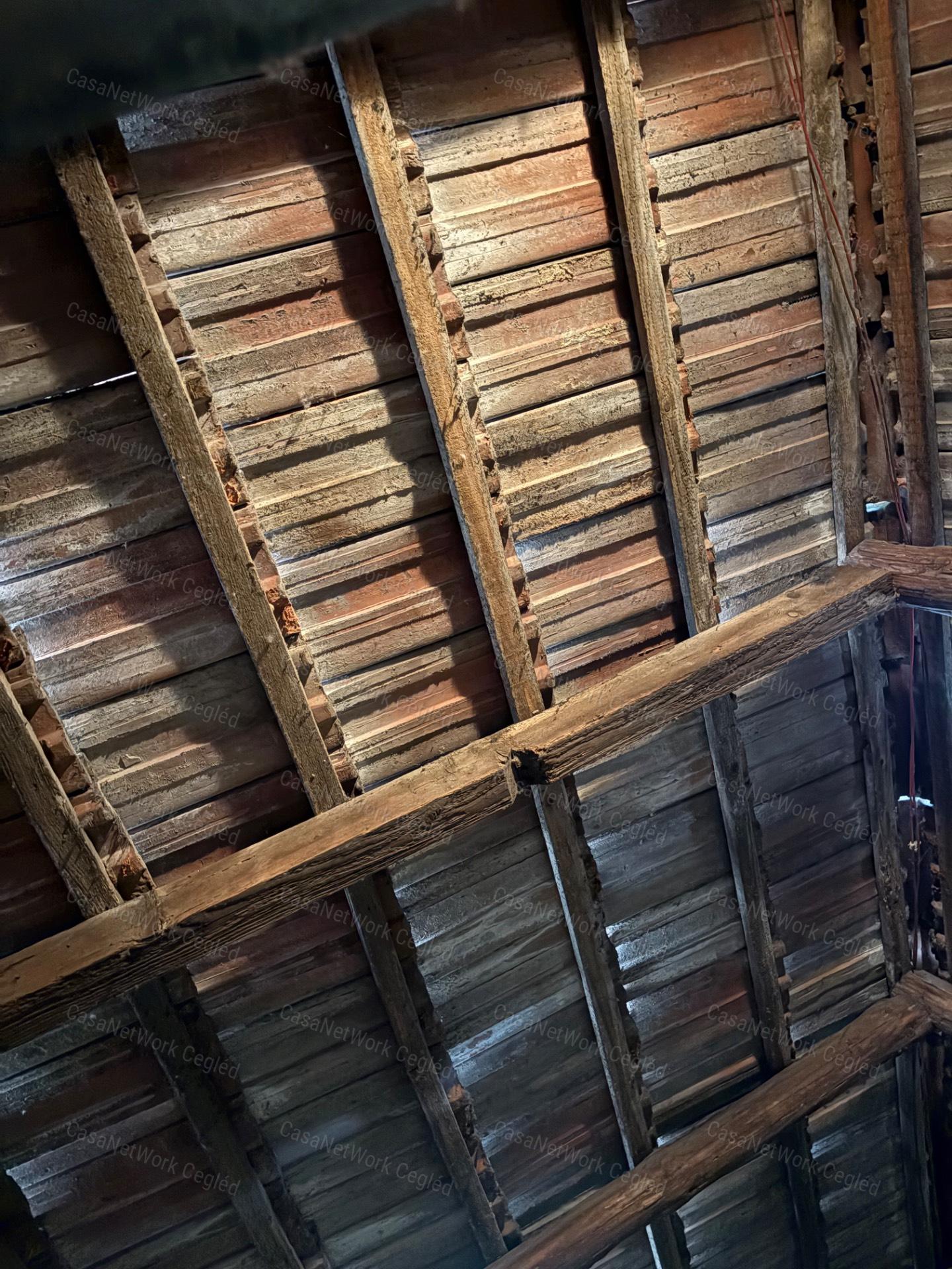 ELADÓ TÉGLA CSALÁDI HÁZ 7 532 M²-ES TELEKKEL, KÉT GARÁZZSAL