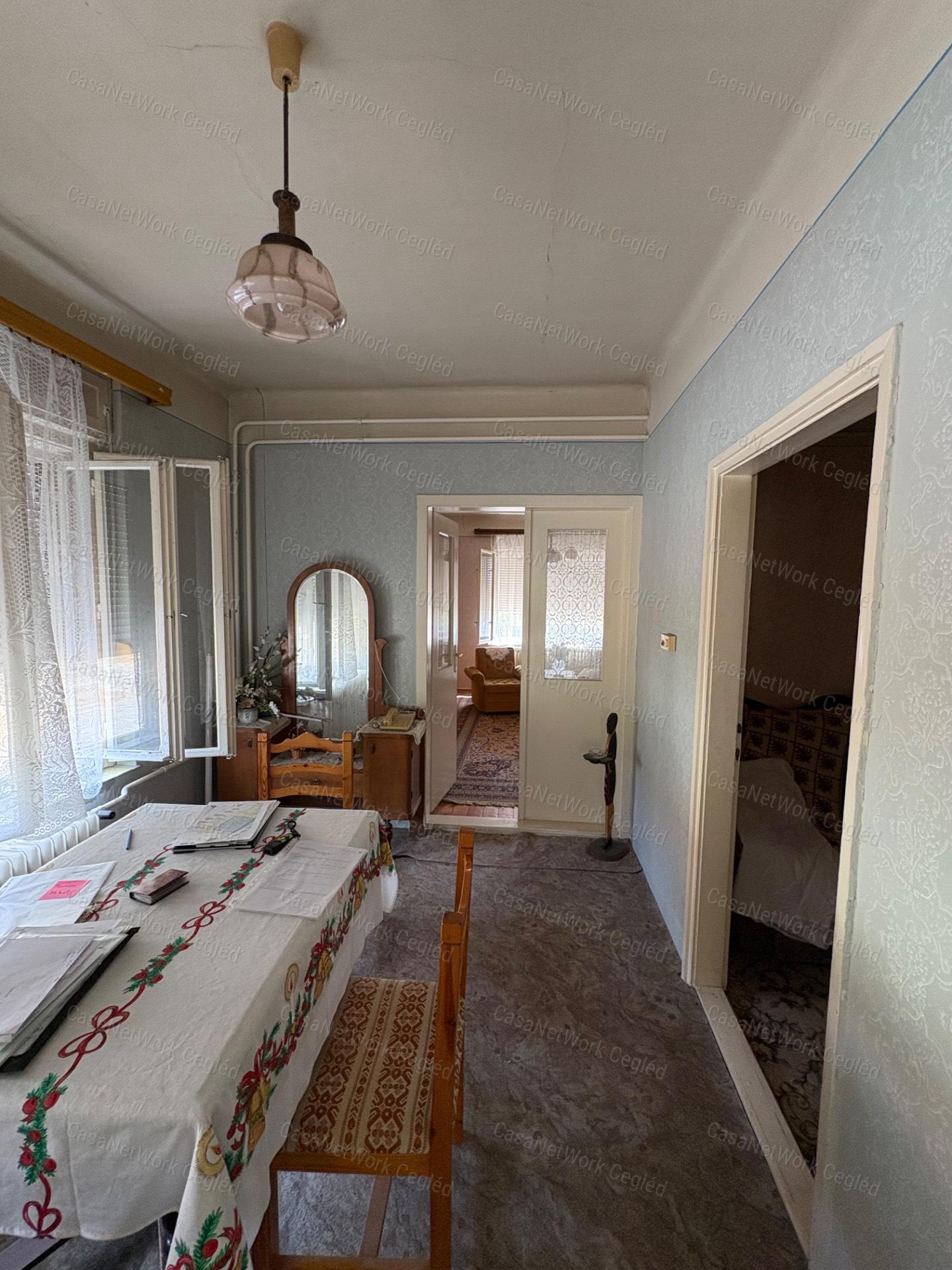 ELADÓ TÉGLA CSALÁDI HÁZ 7 532 M²-ES TELEKKEL, KÉT GARÁZZSAL