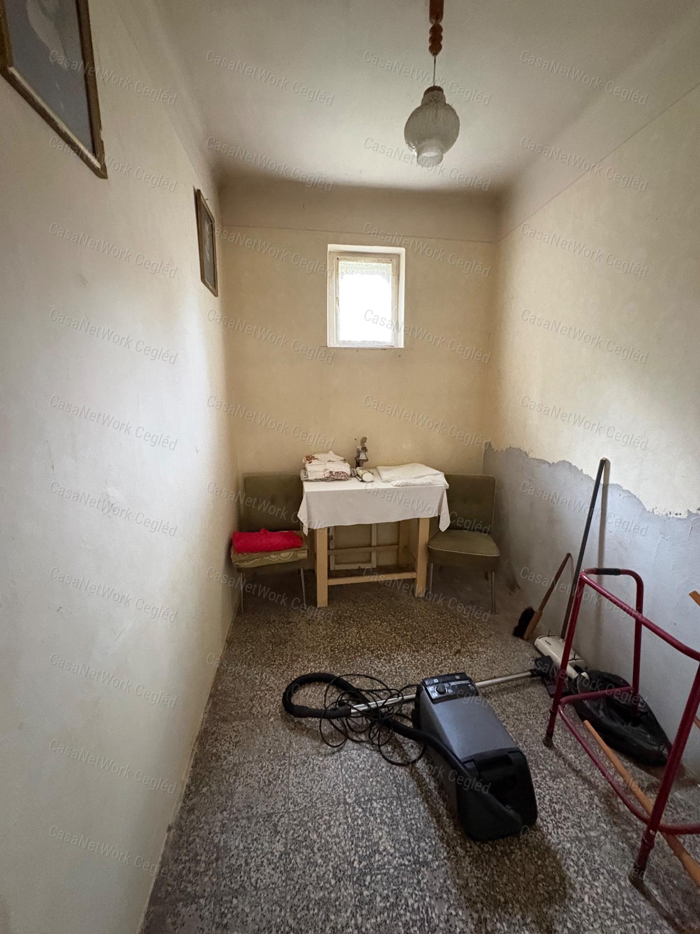 ELADÓ TÉGLA CSALÁDI HÁZ 7 532 M²-ES TELEKKEL, KÉT GARÁZZSAL