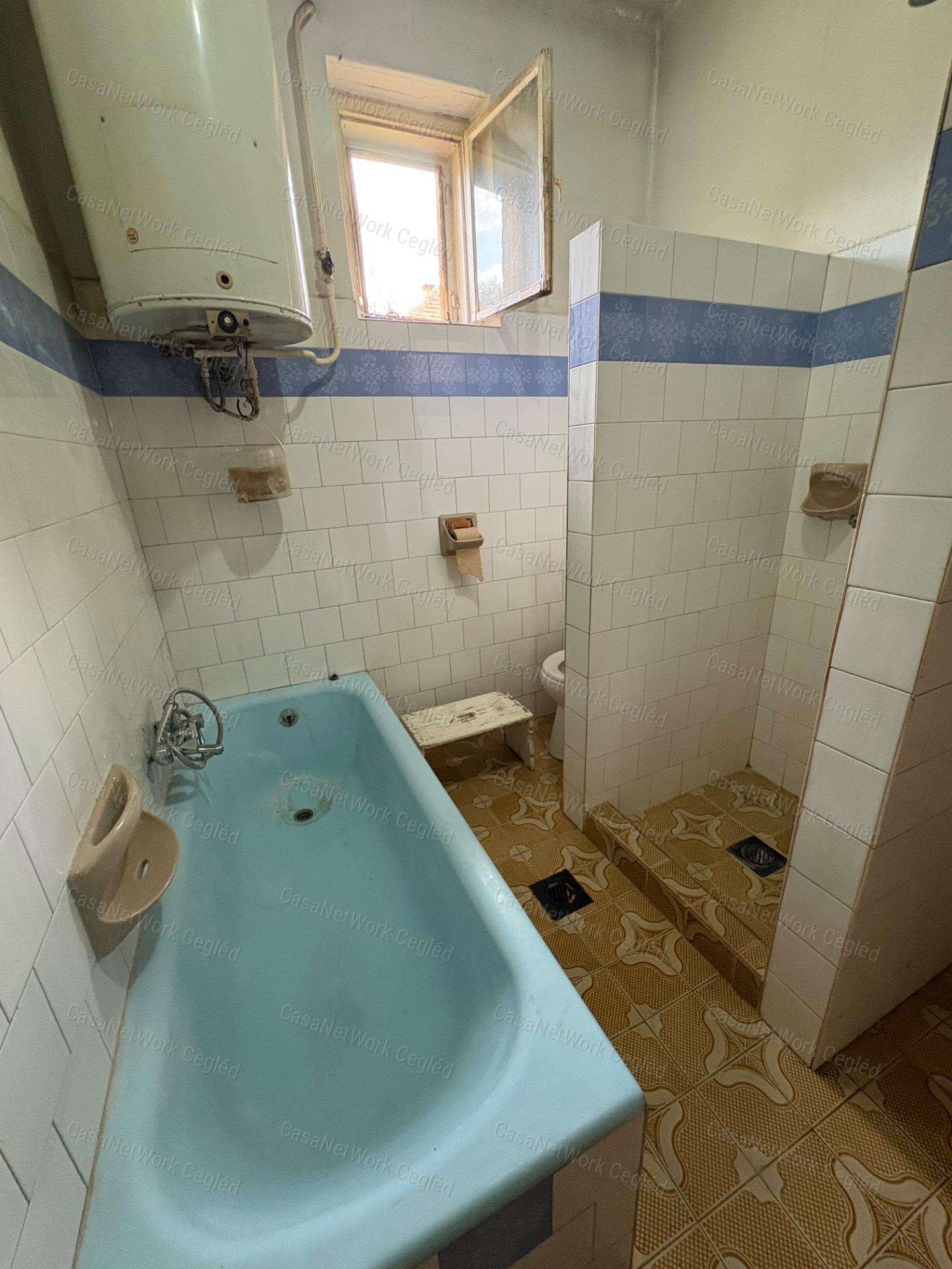 ELADÓ TÉGLA CSALÁDI HÁZ 7 532 M²-ES TELEKKEL, KÉT GARÁZZSAL