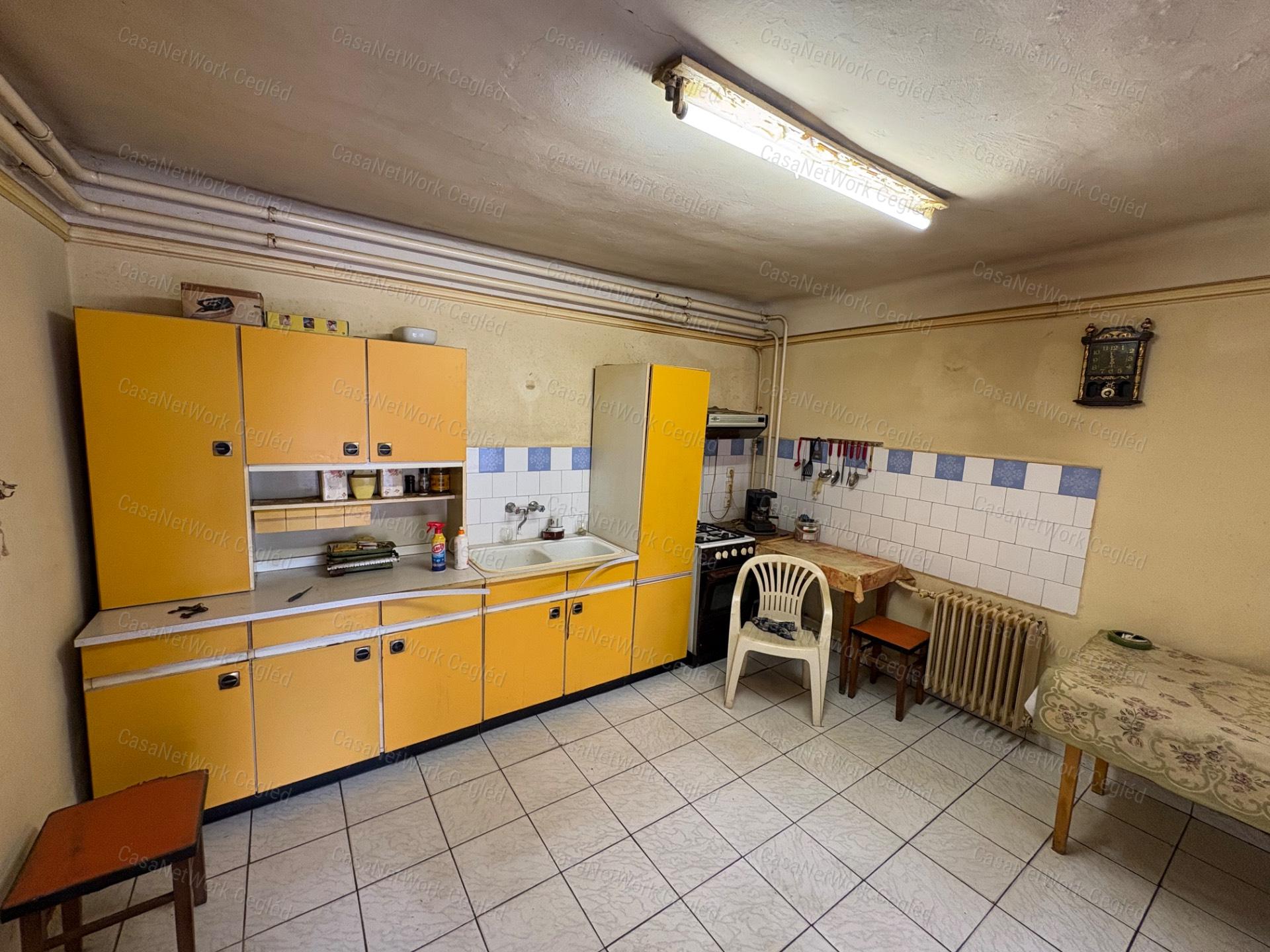 ELADÓ TÉGLA CSALÁDI HÁZ 7 532 M²-ES TELEKKEL, KÉT GARÁZZSAL
