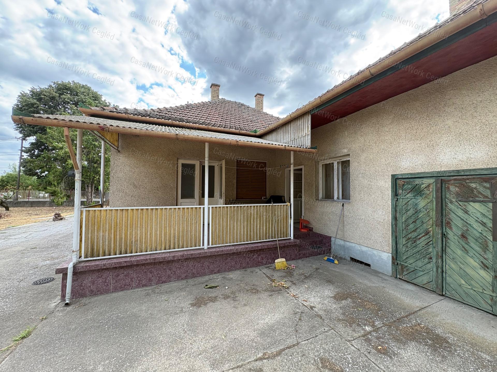 ELADÓ TÉGLA CSALÁDI HÁZ 7 532 M²-ES TELEKKEL, KÉT GARÁZZSAL
