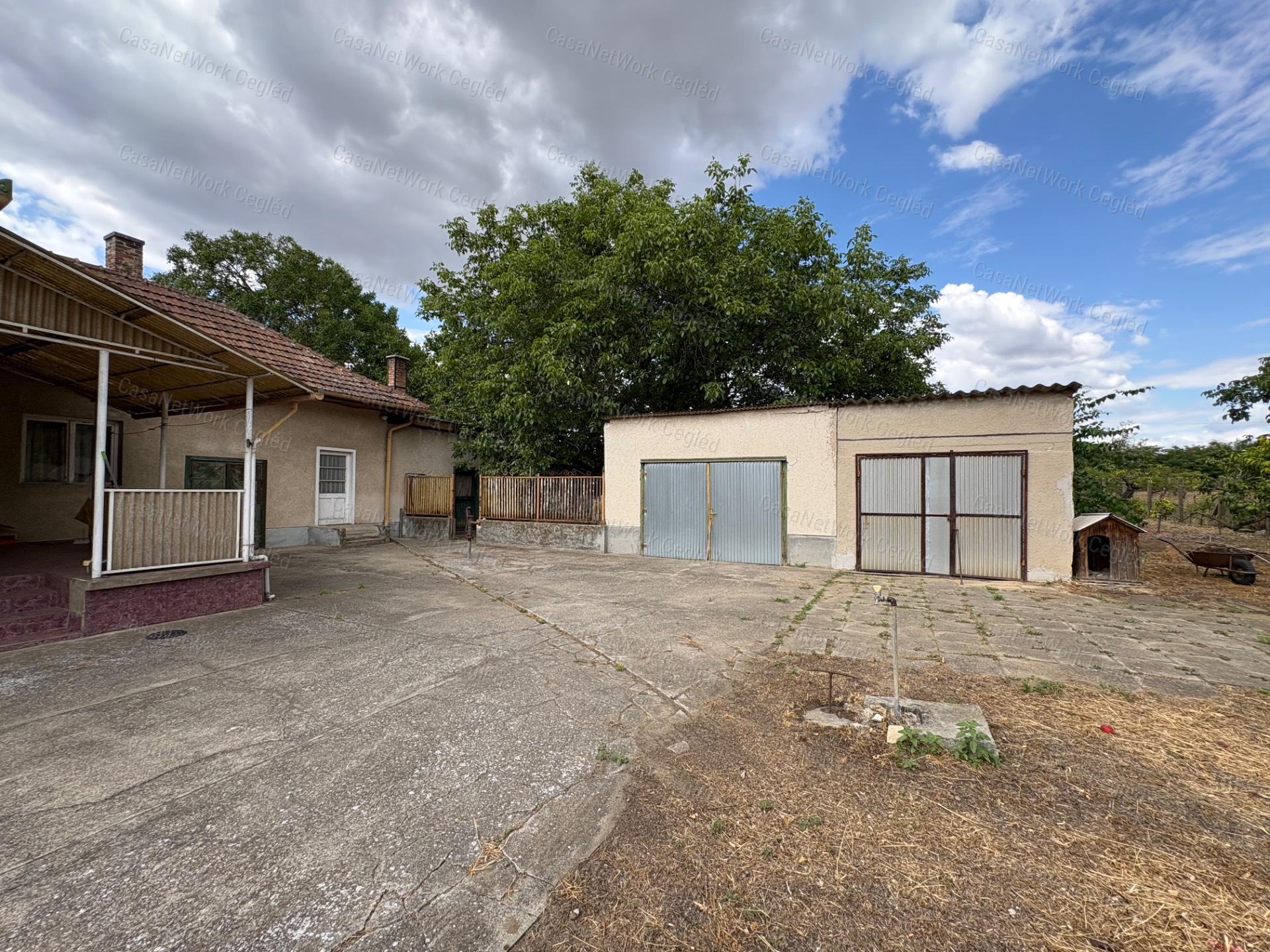 ELADÓ TÉGLA CSALÁDI HÁZ 7 532 M²-ES TELEKKEL, KÉT GARÁZZSAL