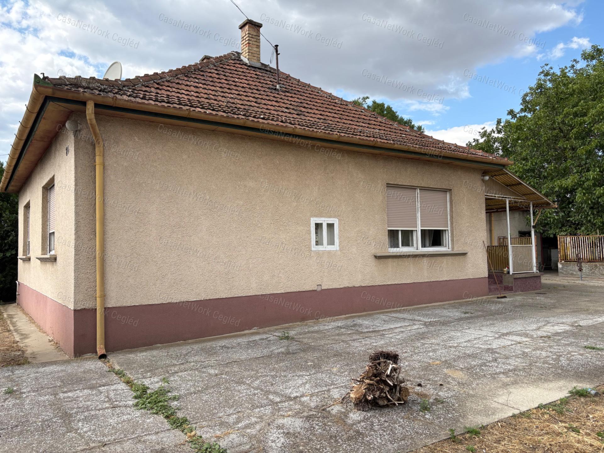 ELADÓ TÉGLA CSALÁDI HÁZ 7 532 M²-ES TELEKKEL, KÉT GARÁZZSAL