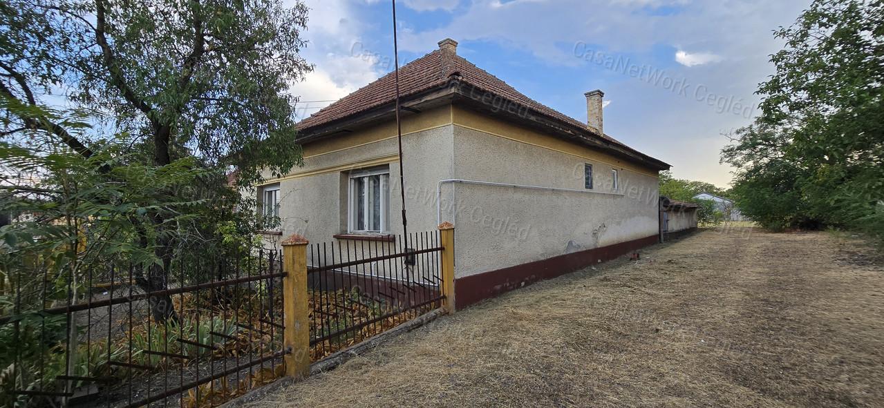 Eladó azonnal költözhető családi ház Újszilváson!