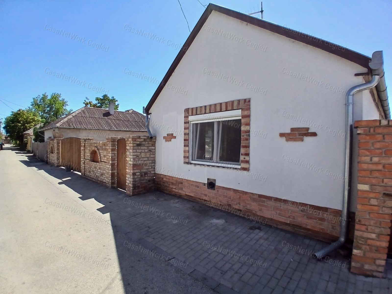 ELADÓ Abony központjában található 76 m2 felújított Tégla családi ház.