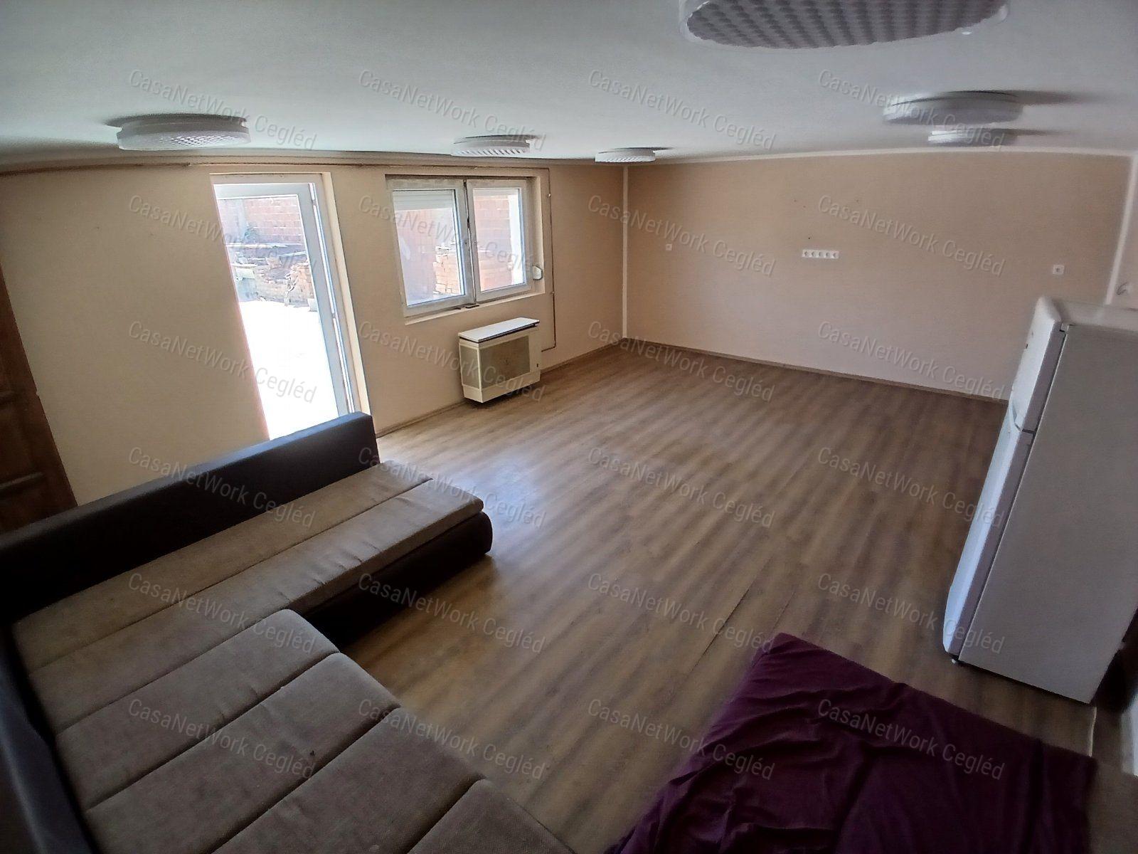 ELADÓ Abony központjában található 76 m2 felújított Tégla családi ház.