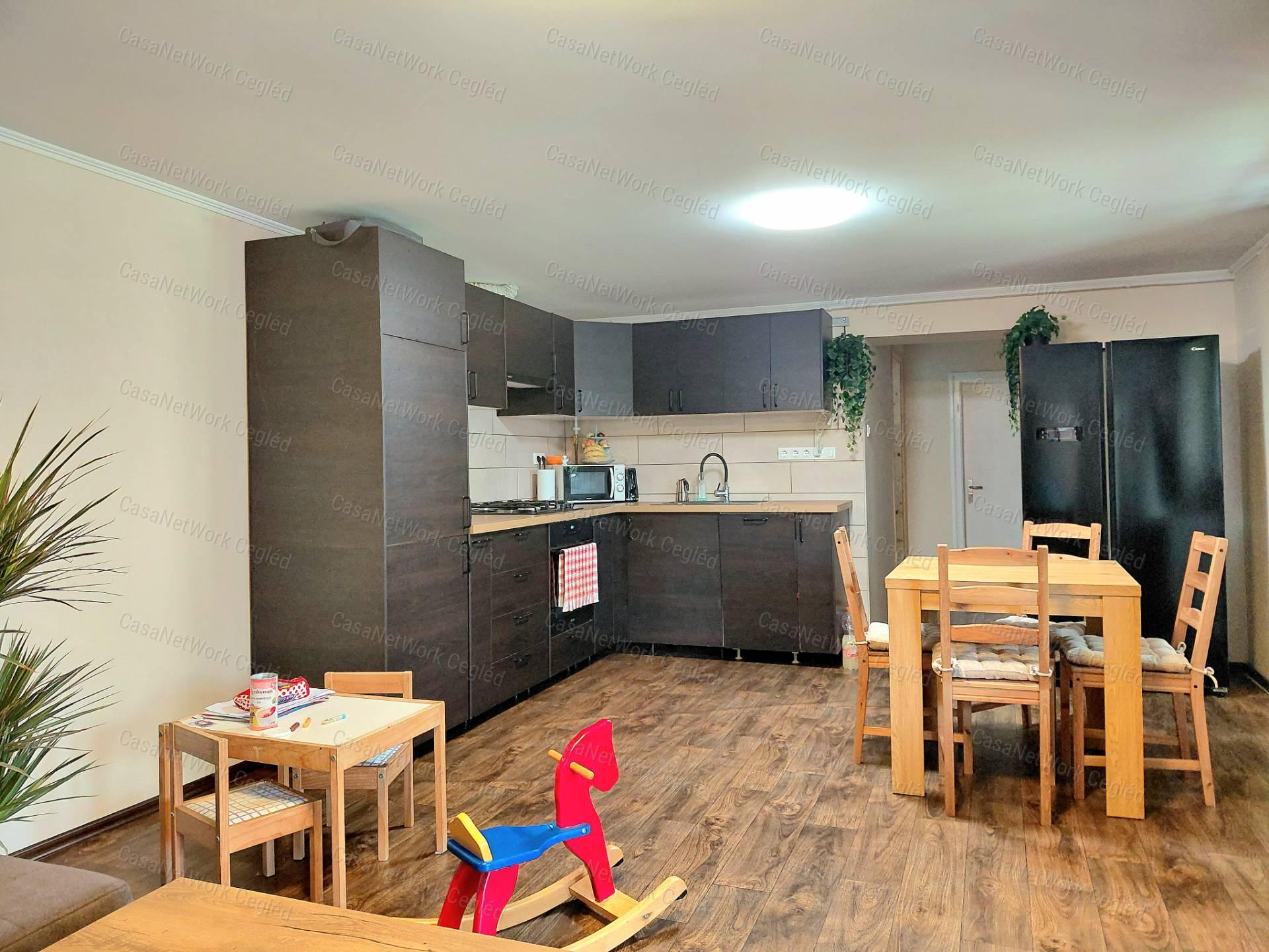 Cegléden Eladó Családi ház