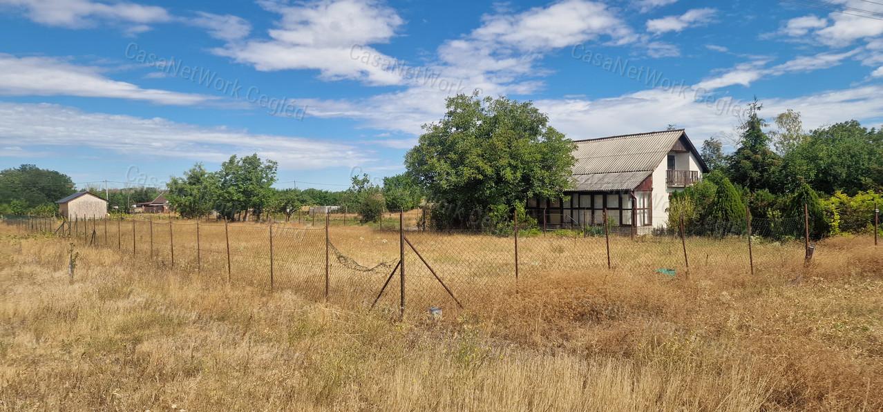 Törtelen, a Gerje-parton eladó 1497 m²-es zártkerti telek!