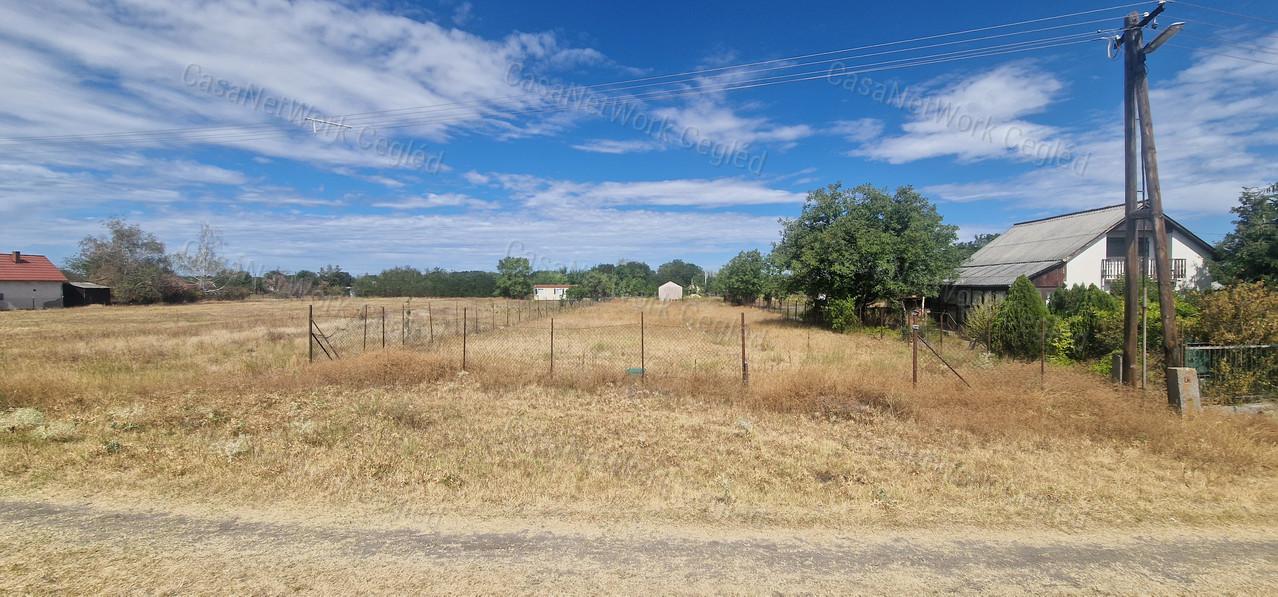 Törtelen, a Gerje-parton eladó 1497 m²-es zártkerti telek!