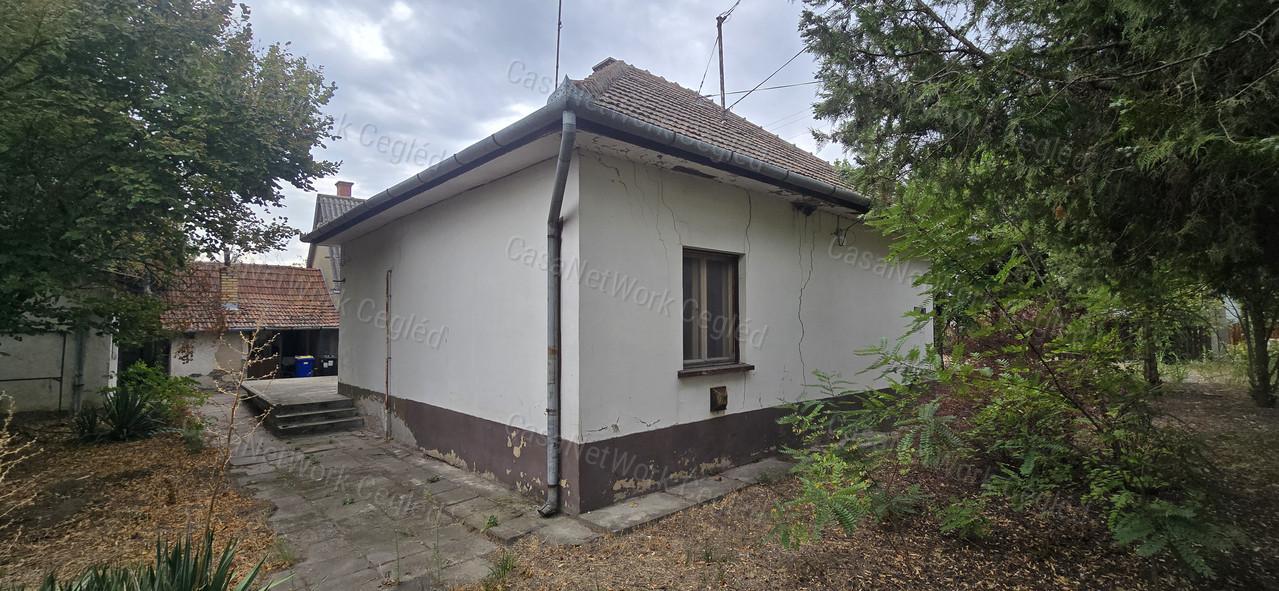 Eladó családi ház Cegléd kedvelt kertvárosi részén!