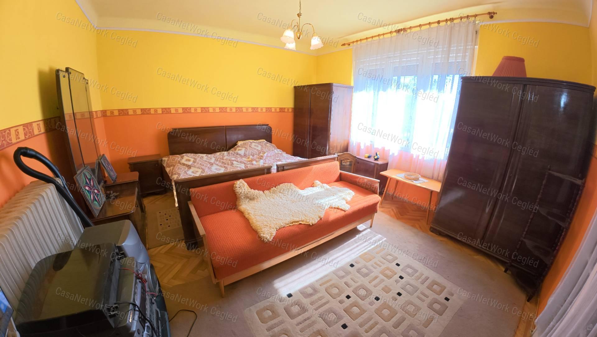 Tágas családi ház nagy telekkel eladó Ceglédbercel csendes részén!