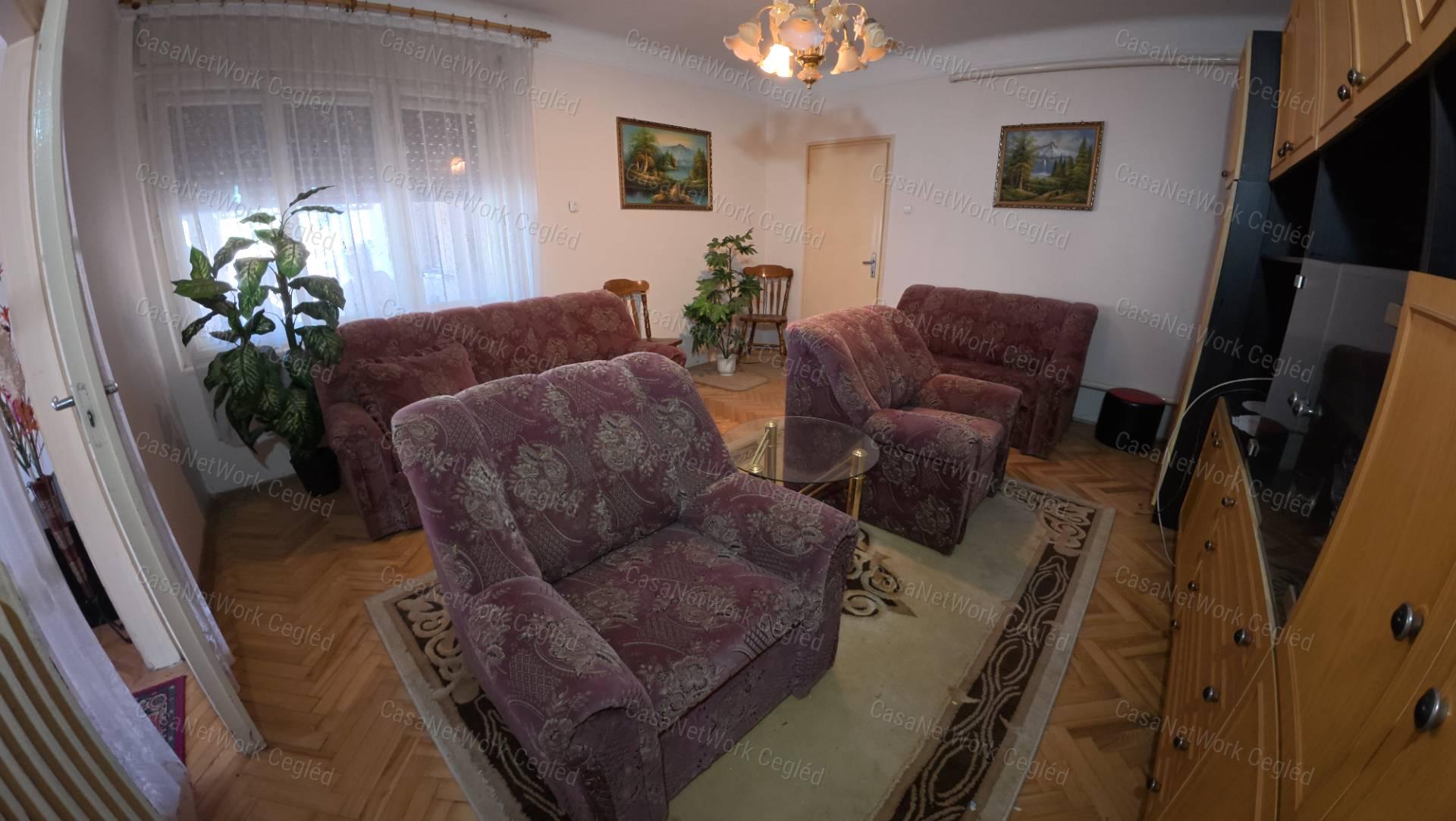 Tágas családi ház nagy telekkel eladó Ceglédbercel csendes részén!