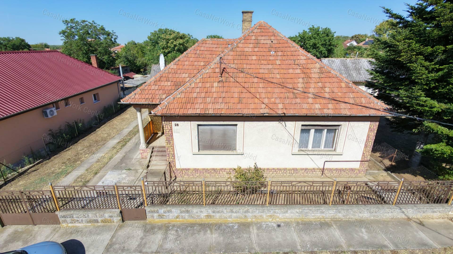 Tágas családi ház nagy telekkel eladó Ceglédbercel csendes részén!
