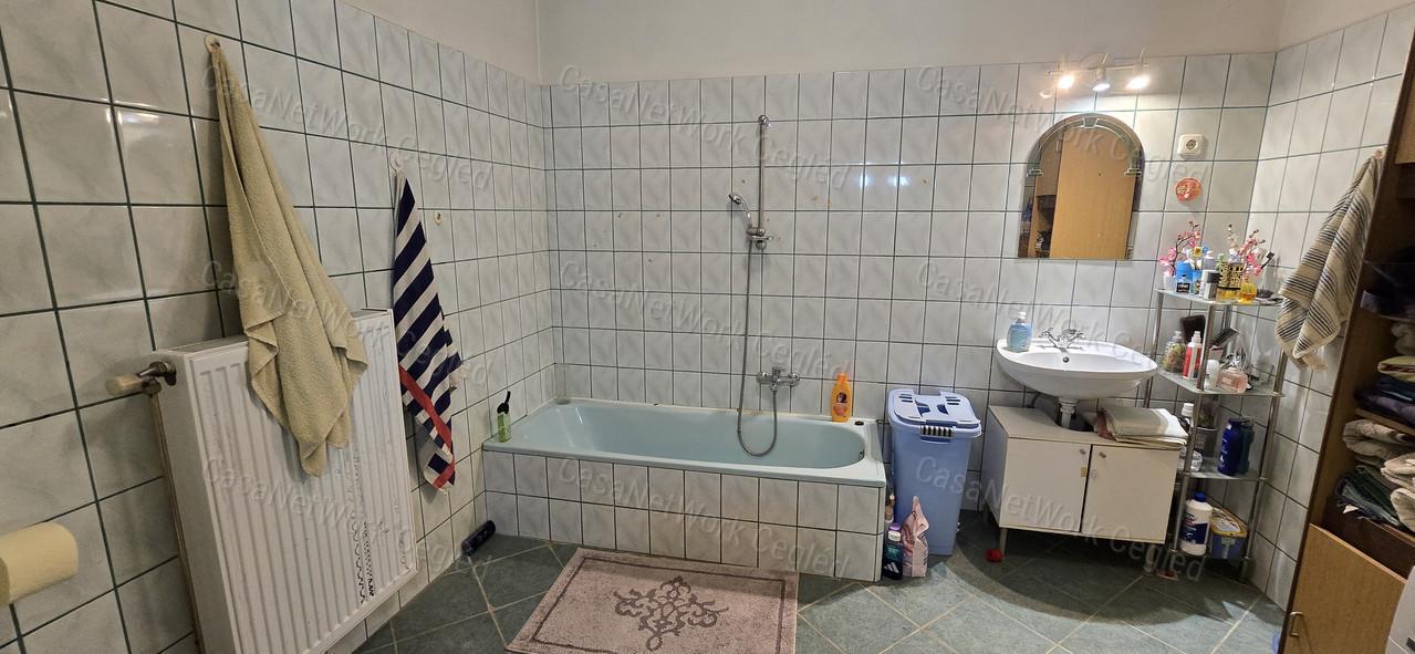 Tágas családi ház eladó Cegléden az Öregszőlőben!