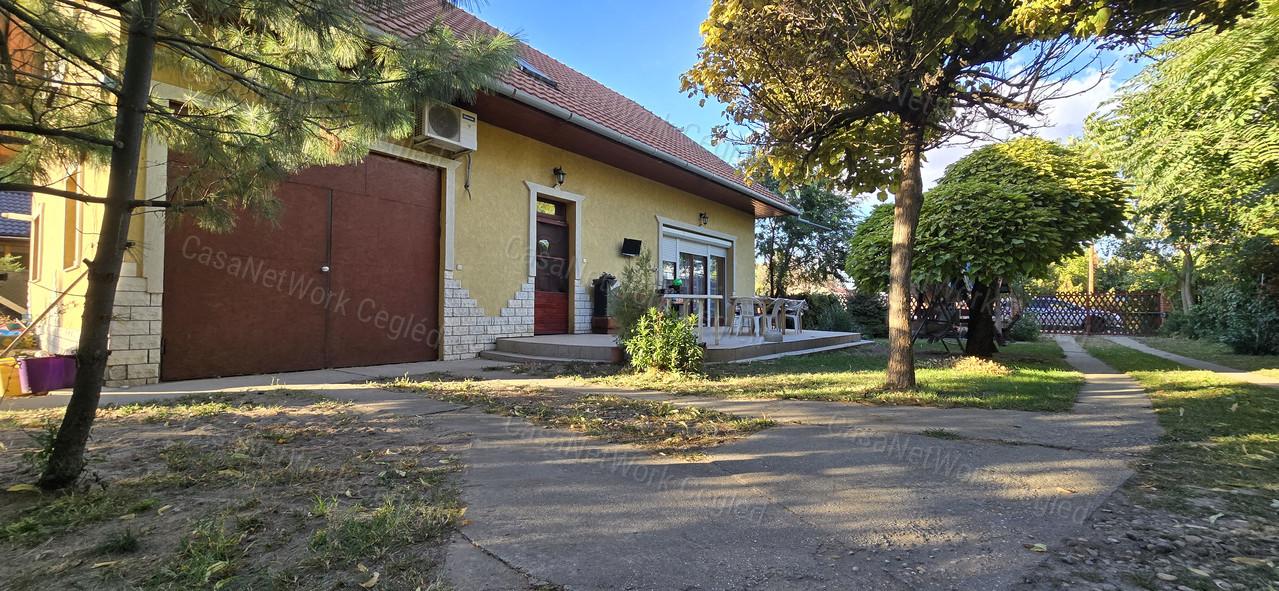 Tágas családi ház eladó Cegléden az Öregszőlőben!