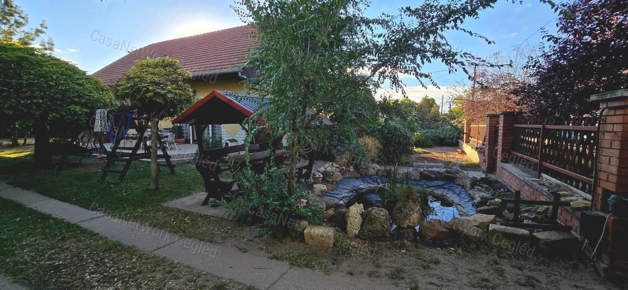 Tágas családi ház eladó Cegléden az Öregszőlőben!