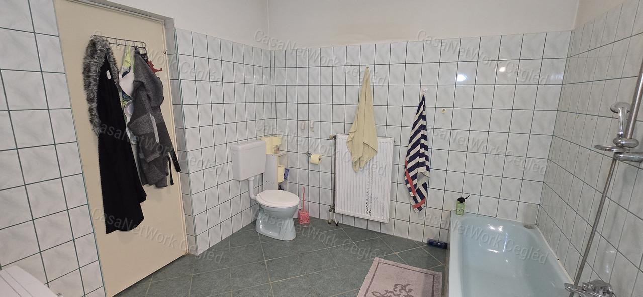 Tágas családi ház eladó Cegléden az Öregszőlőben!