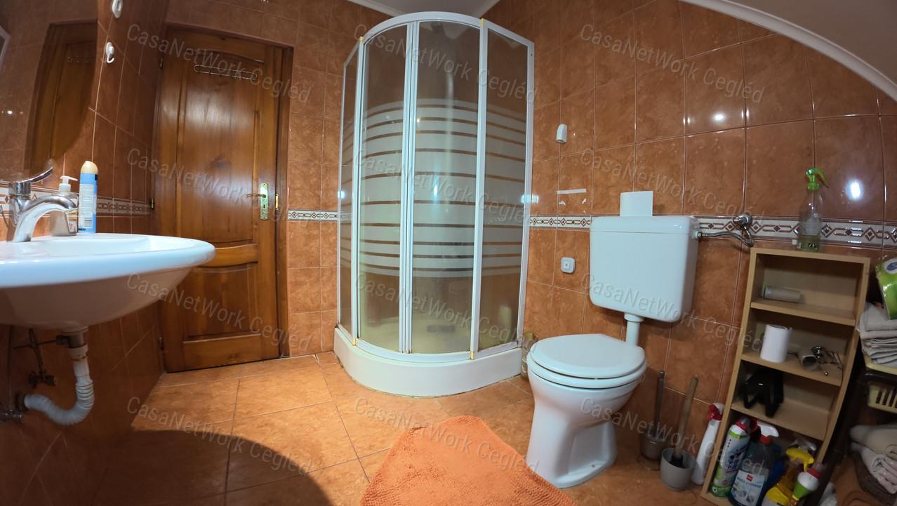 Tágas családi ház eladó Cegléden az Öregszőlőben!