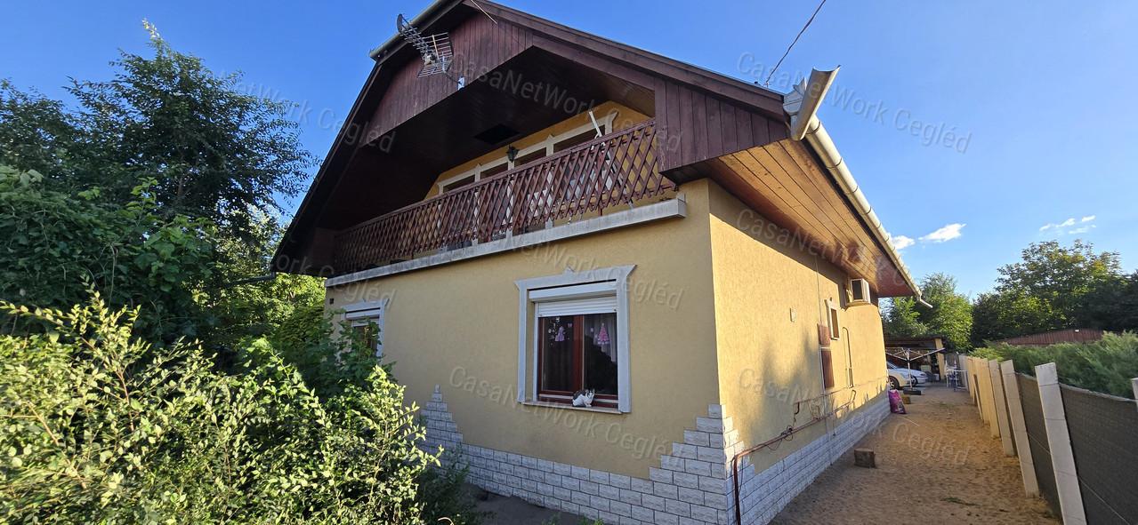 Tágas családi ház eladó Cegléden az Öregszőlőben!