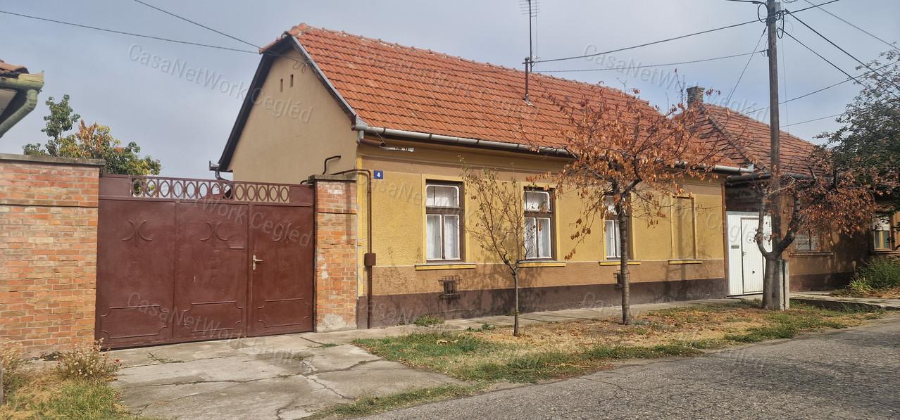 Cegléden családi ház eladó!